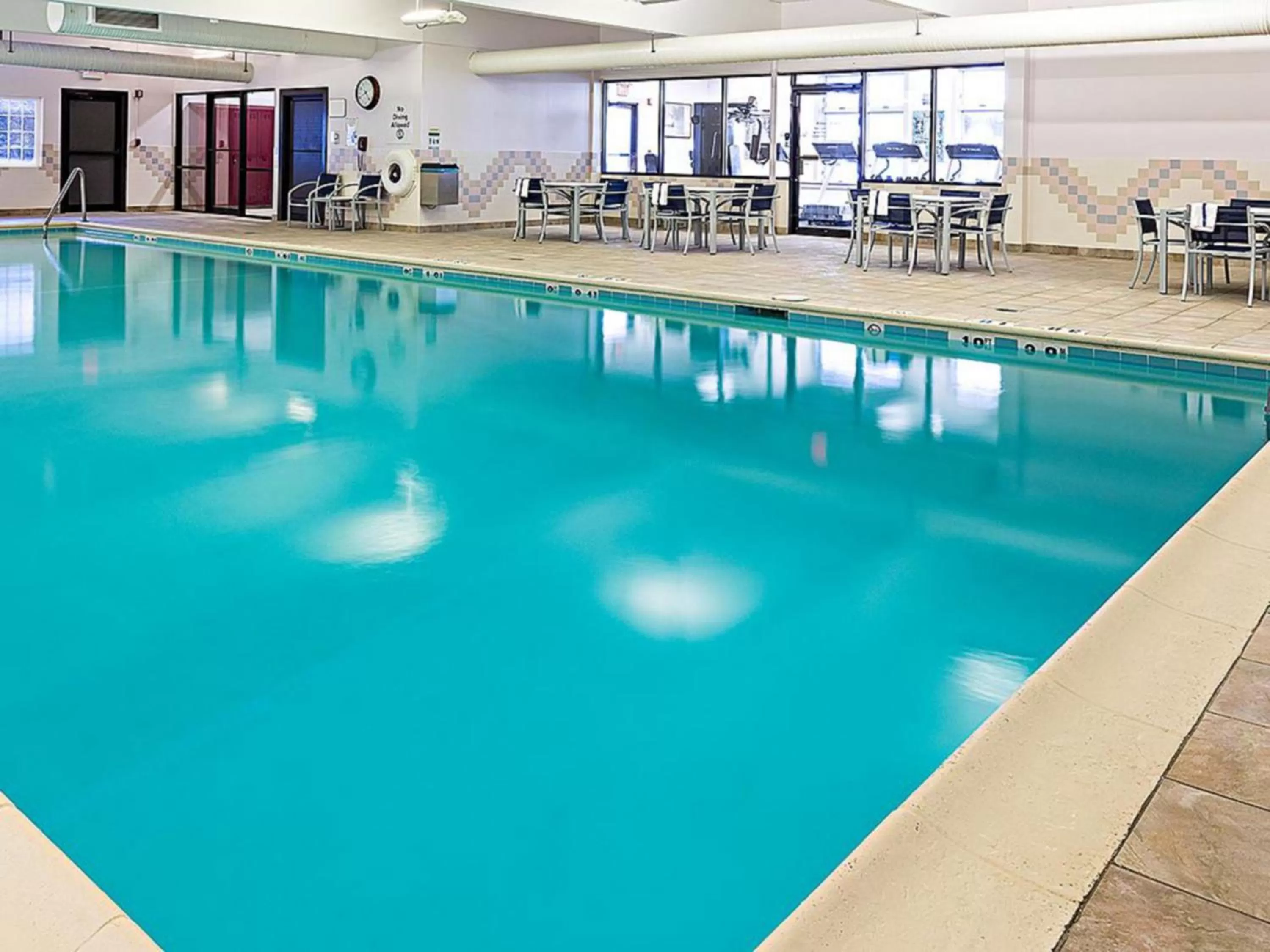Swimming pool in Best Western Springfield Hotel