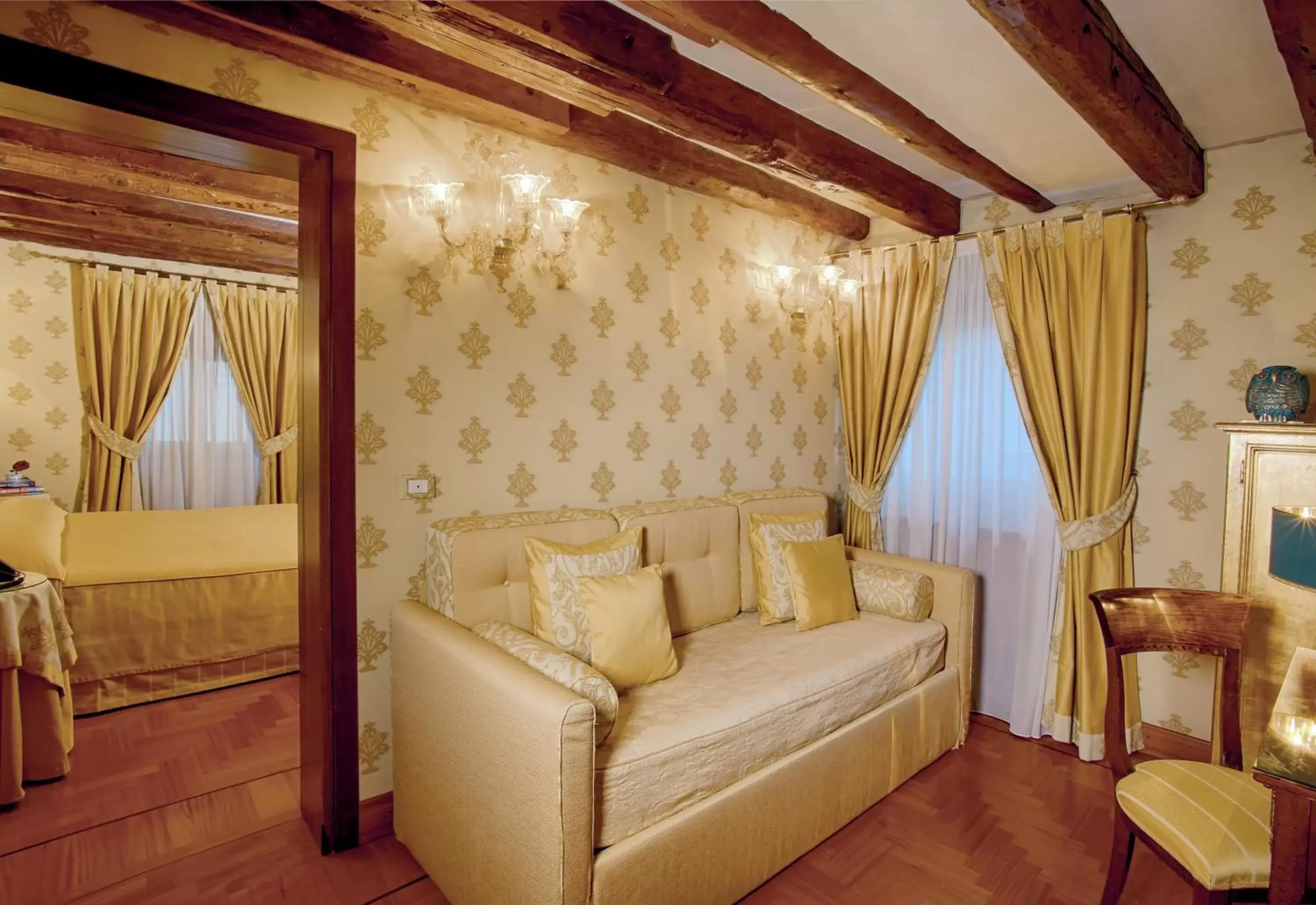 Bed, Seating Area in Hotel Palazzo Stern