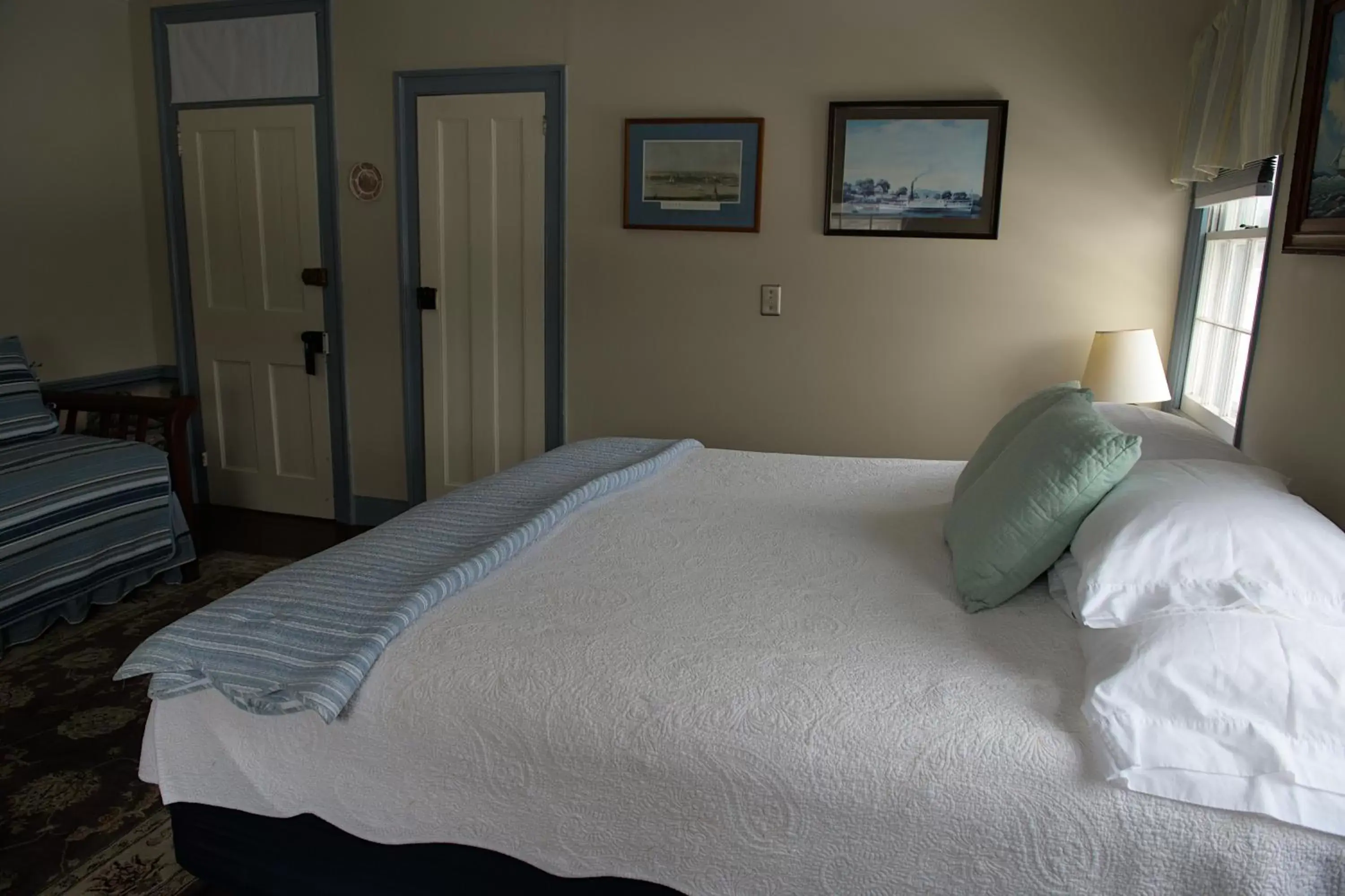 Bedroom, Bed in Shoreham Inn Bed & Breakfast