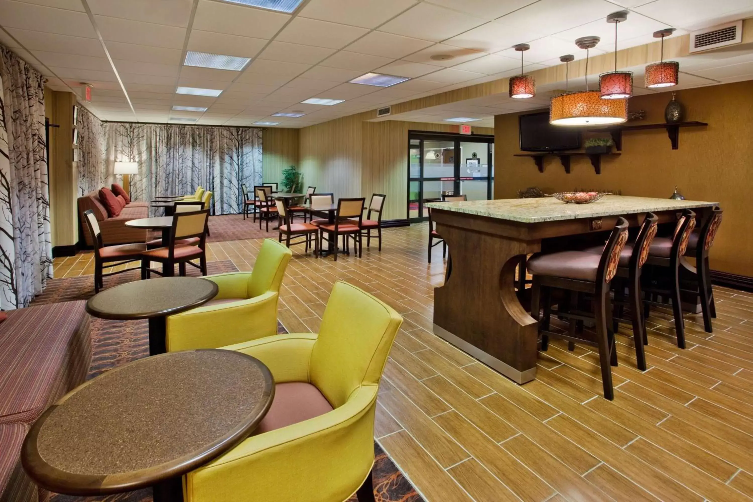 Lobby or reception, Lounge/Bar in Hampton Inn Commerce
