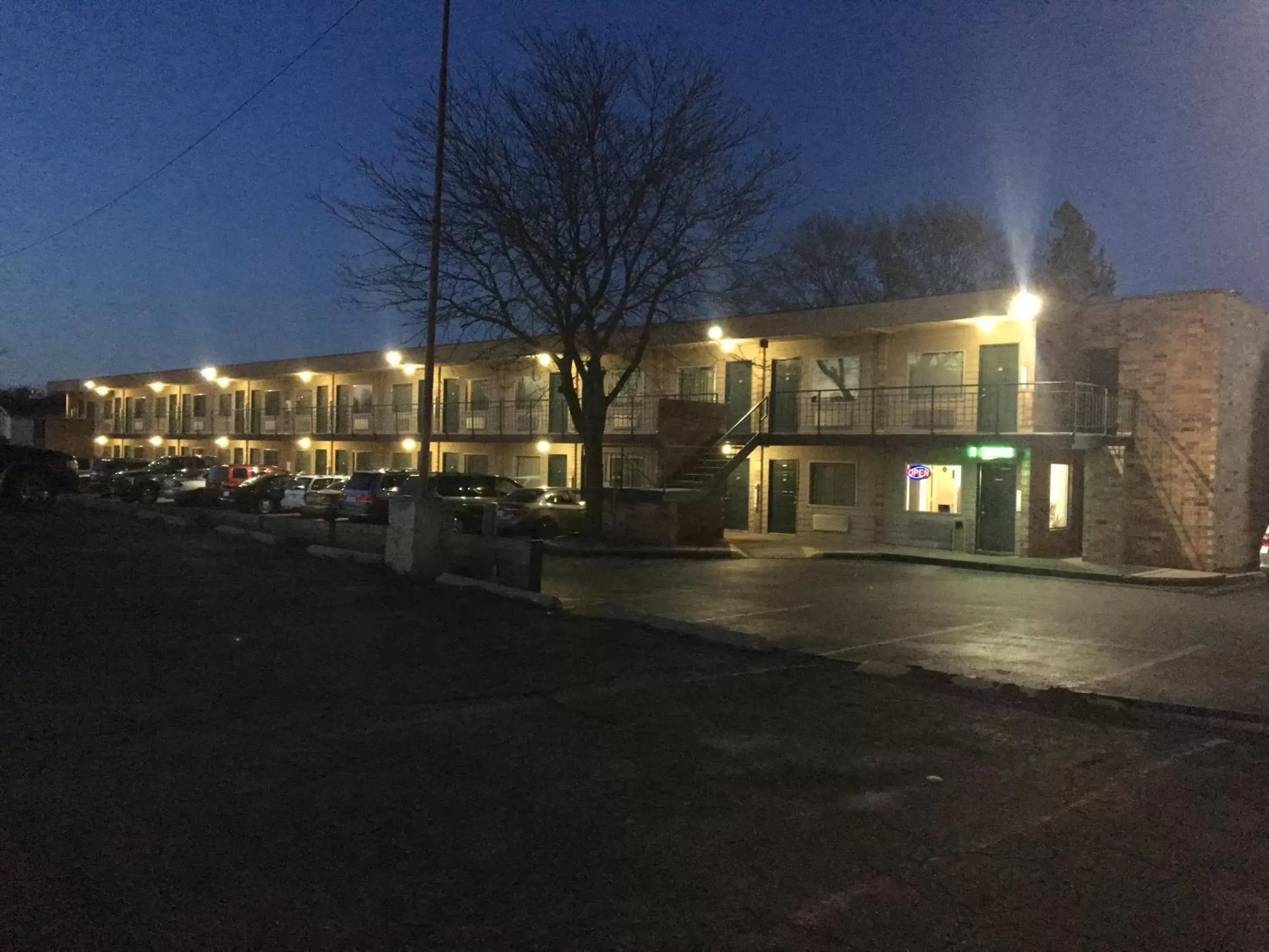 Night, Property Building in Thunderbird Motor Inn