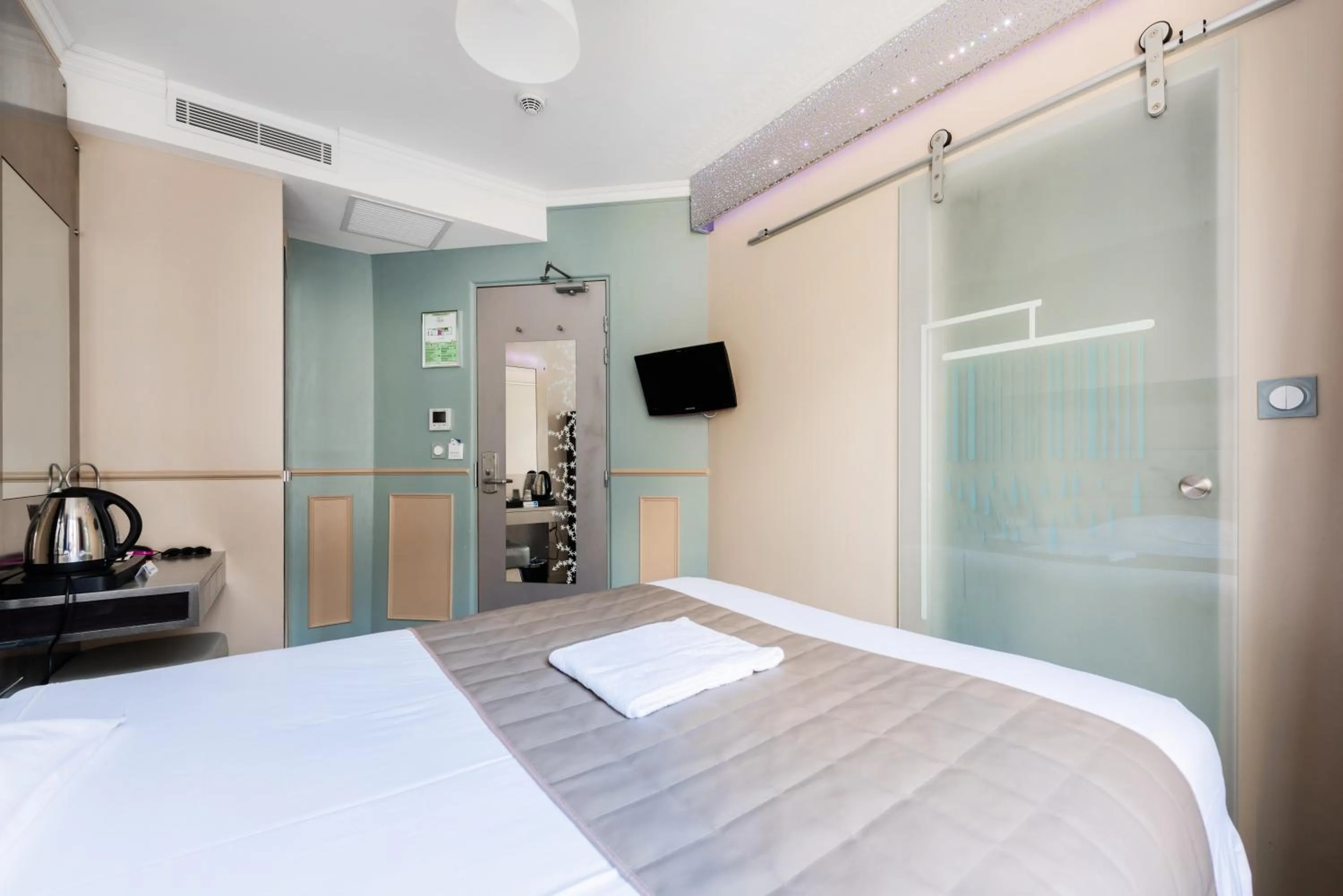 Photo of the whole room, Bed in District Republique