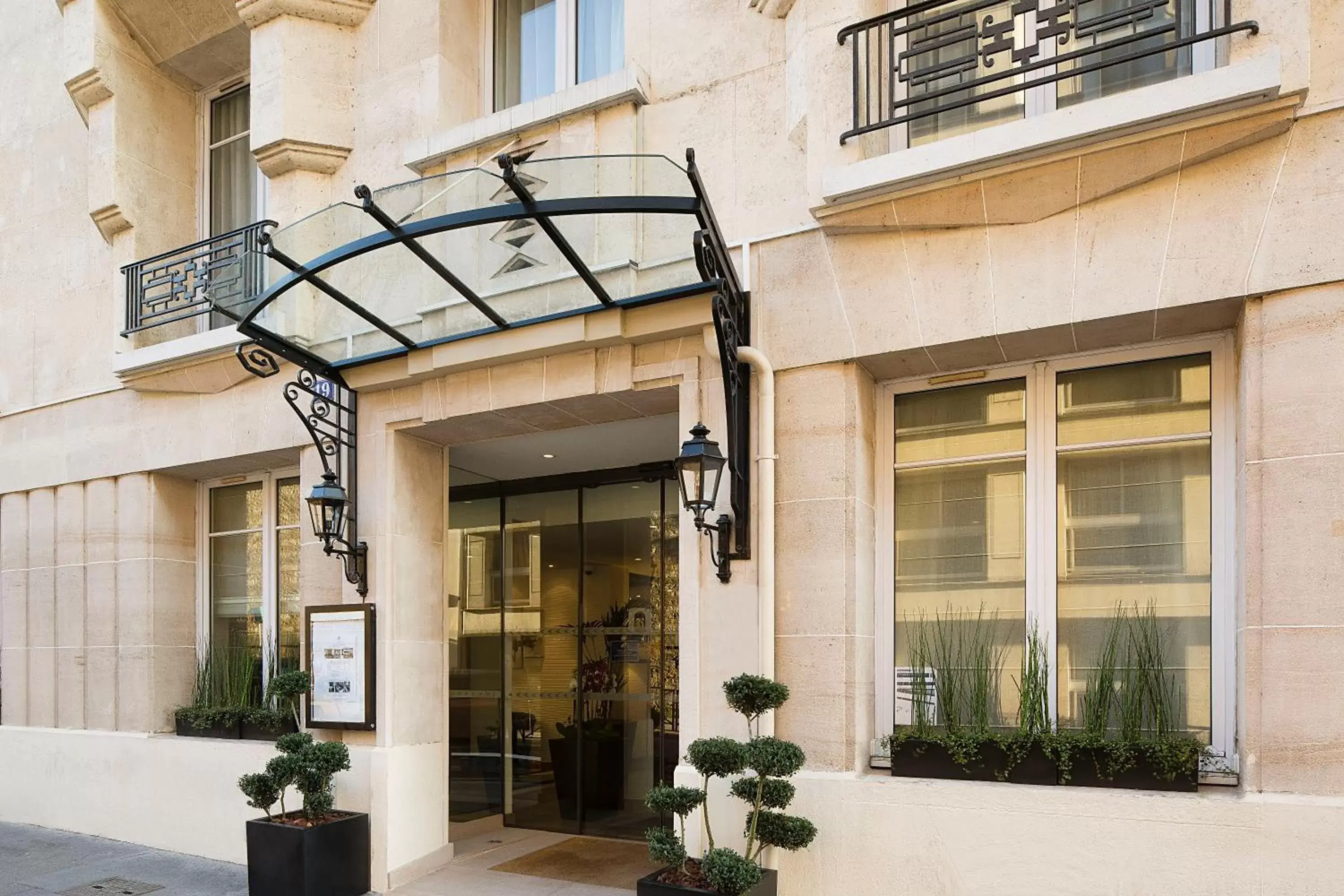 Property building in Hôtel Victor Hugo Paris Kléber Property building in Hôtel Victor Hugo Paris Kléber