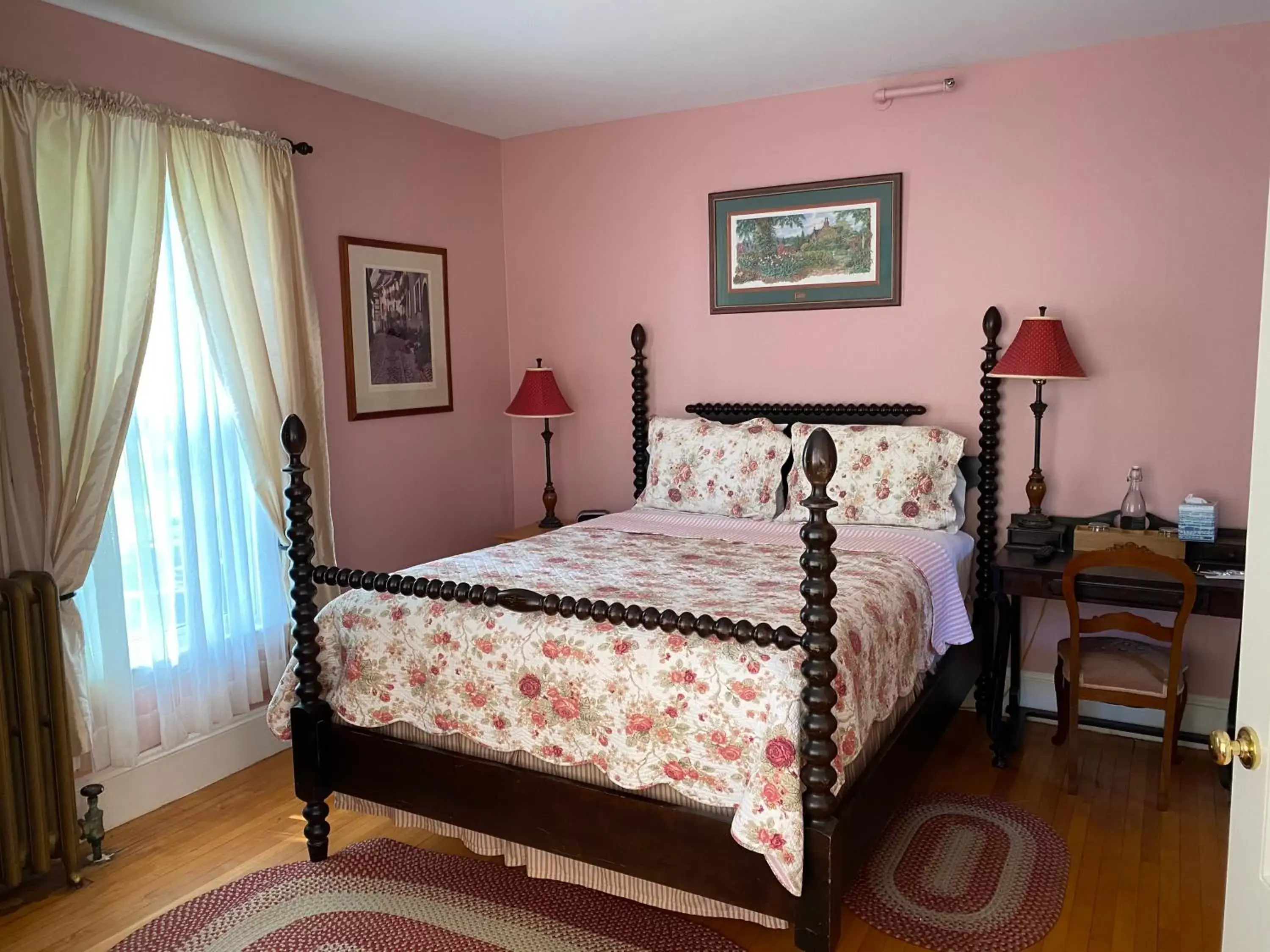 Queen Room with Spa Bath in James Place Inn Bed and Breakfast Queen Room with Spa Bath in James Place Inn Bed and Breakfast