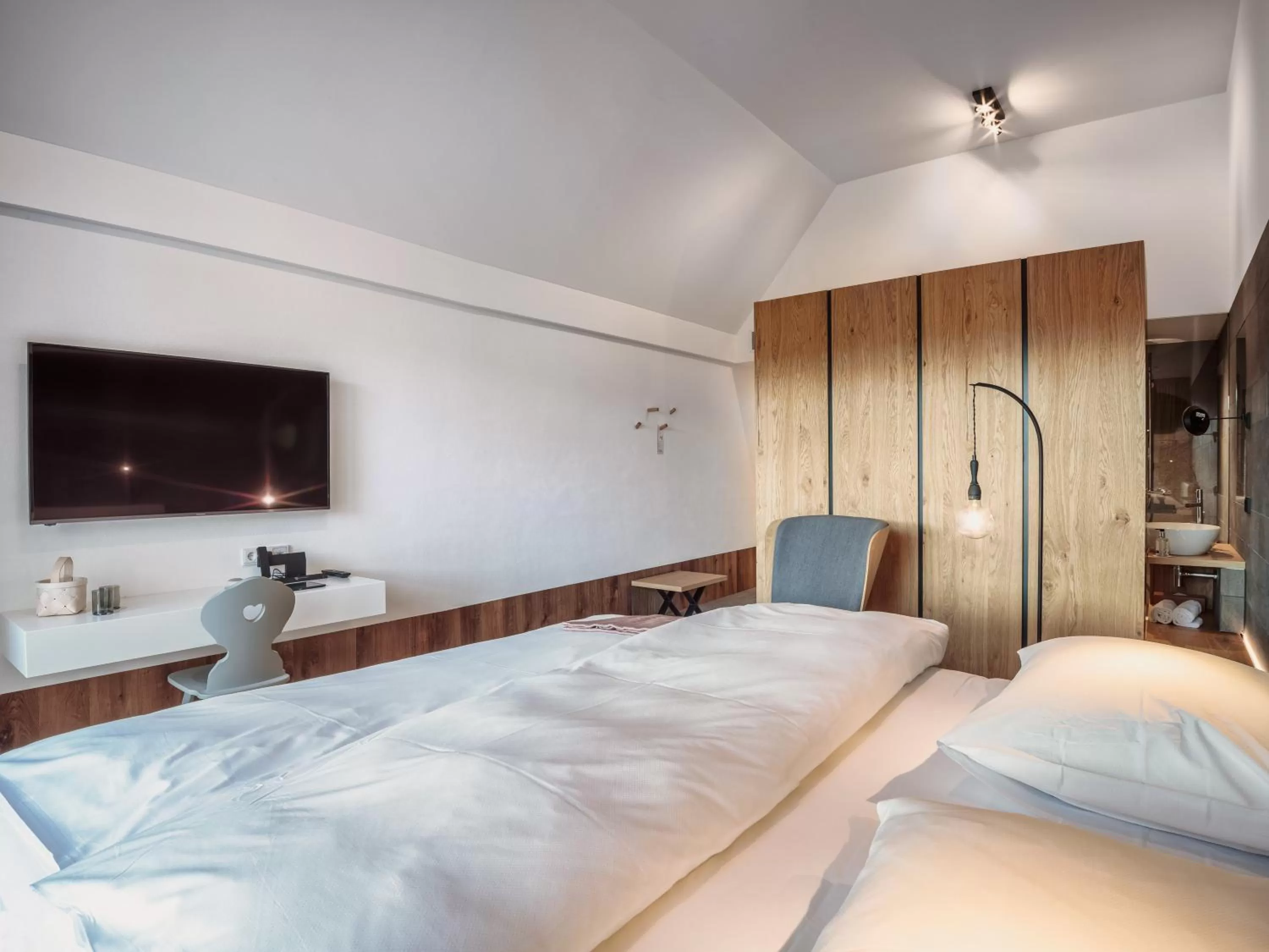 TV and multimedia, Bed in Romantik Hotel Hirschen