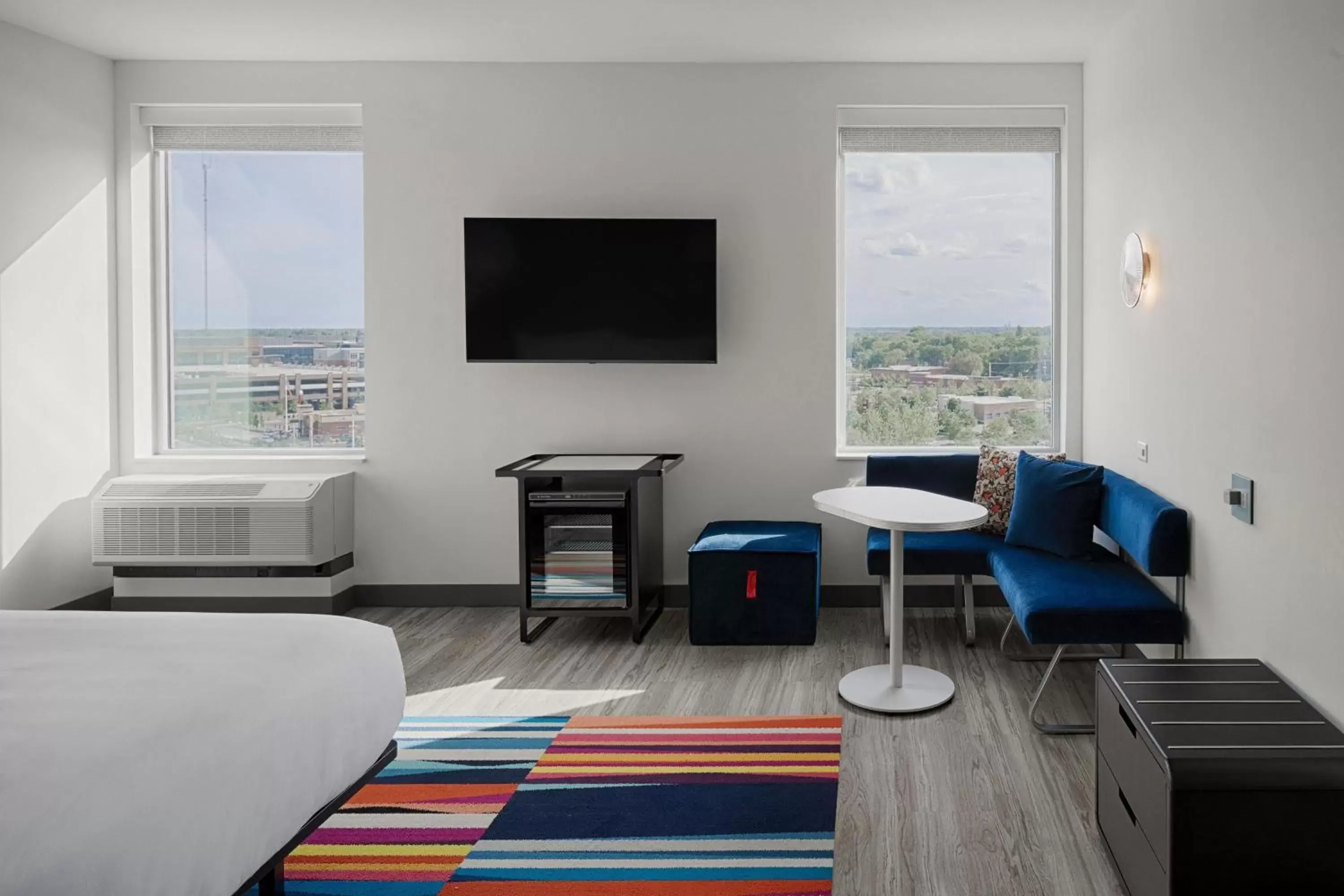 Photo of the whole room, TV/Entertainment Center in Aloft Columbus