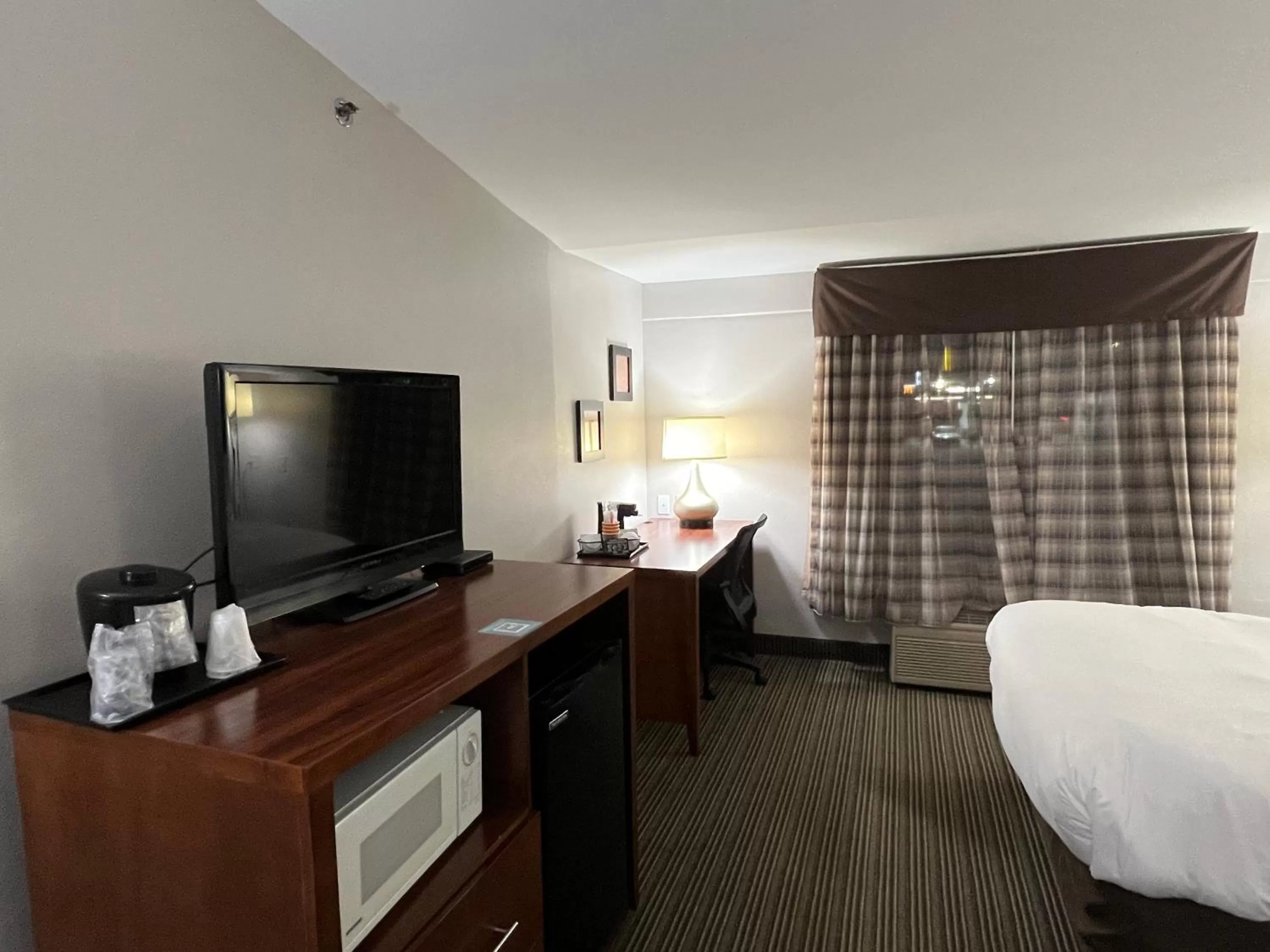 Double Room with Two Double Beds - Non-Smoking in Country Inn & Suites by Radisson, Battle Creek, MI