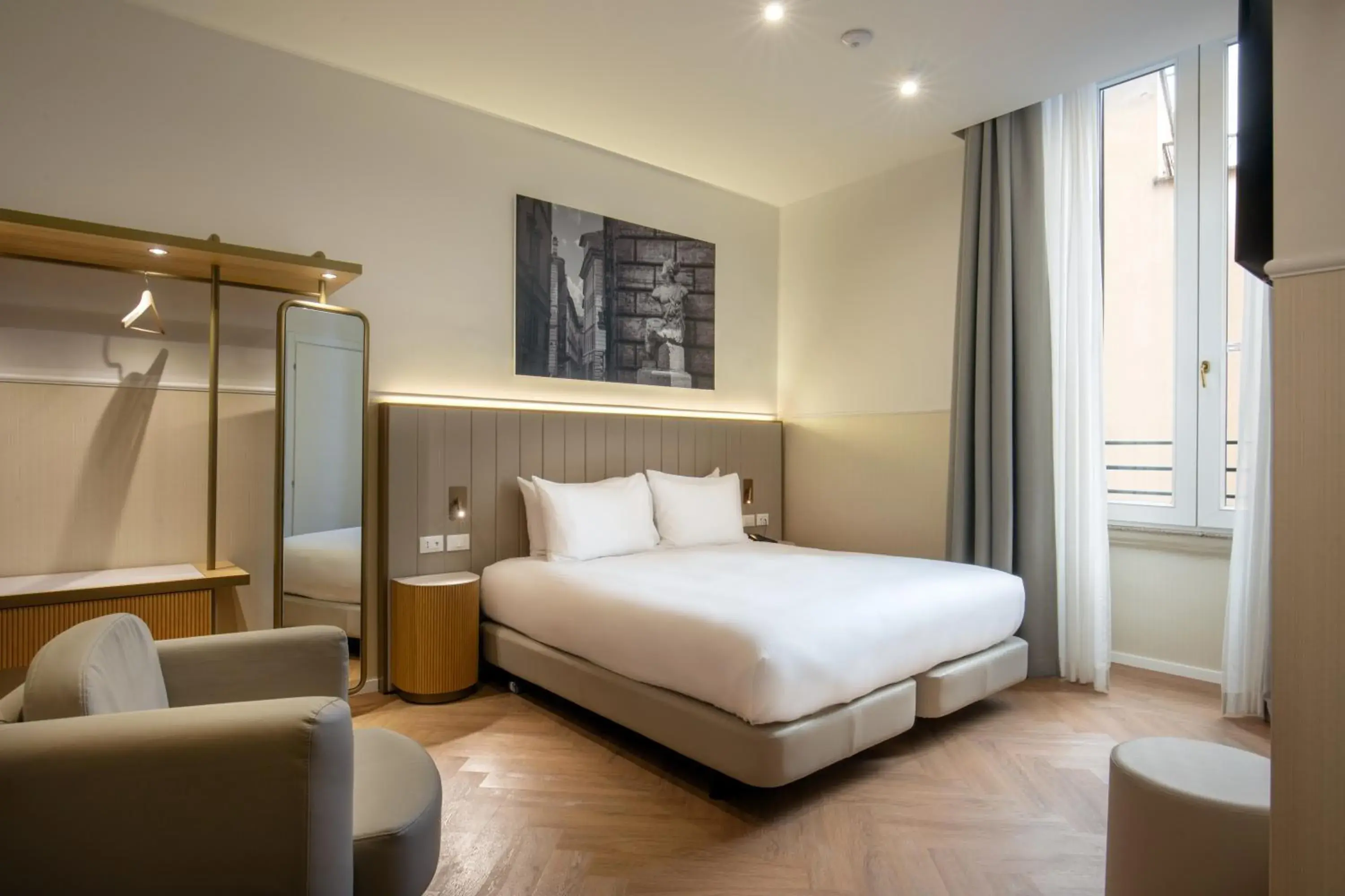 Facility for disabled guests, Bed in Cosmopolita Hotel Rome, Tapestry Collection by Hilton