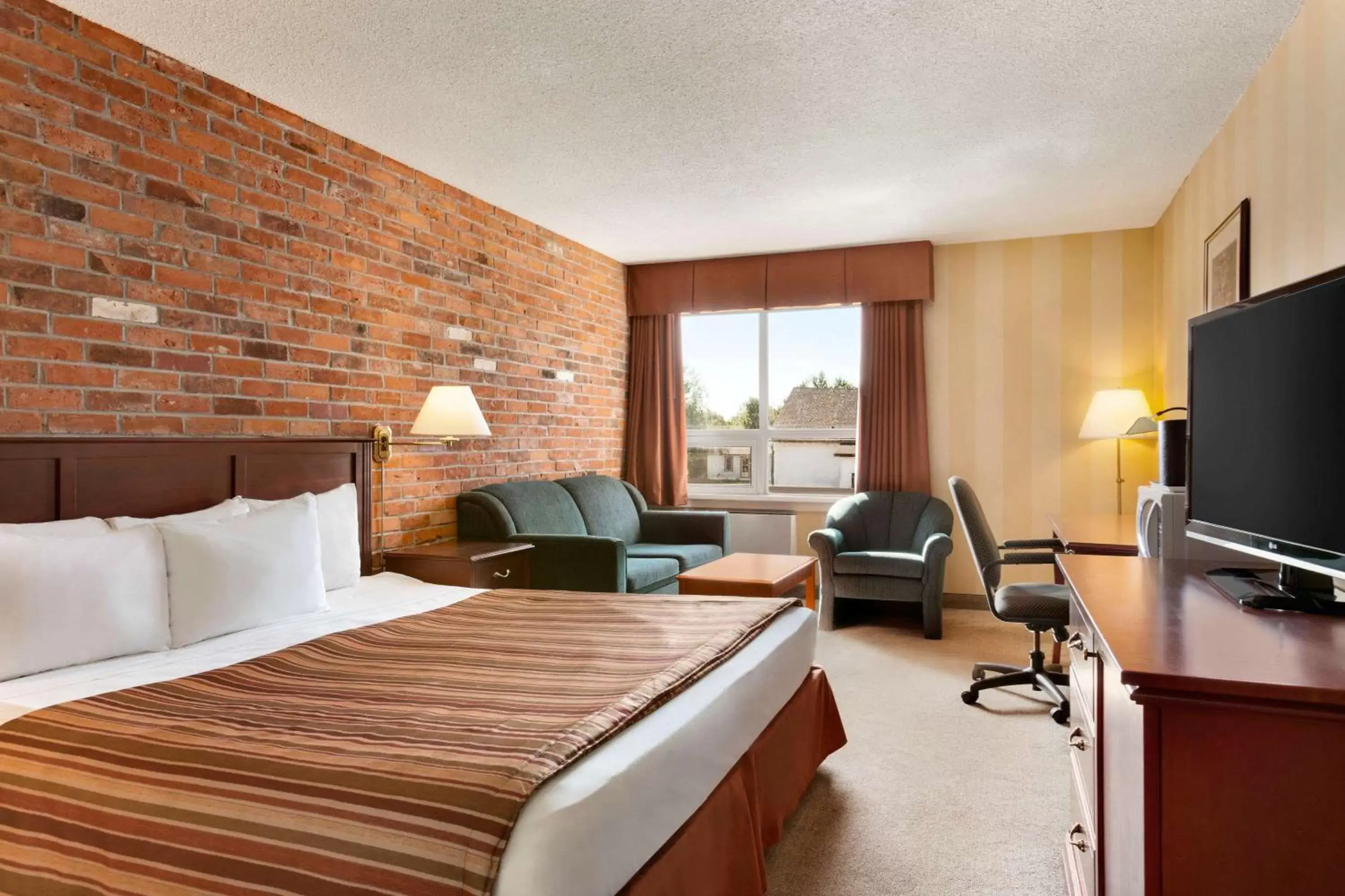 Photo of the whole room, TV/Entertainment Center in Travelodge by Wyndham North Bay Lakeshore