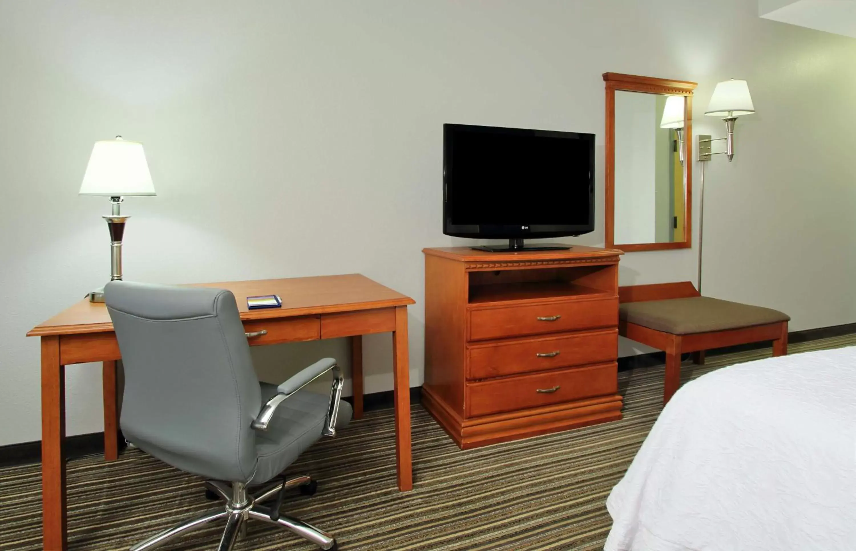 Bedroom, TV/Entertainment Center in Hampton Inn Ashtabula