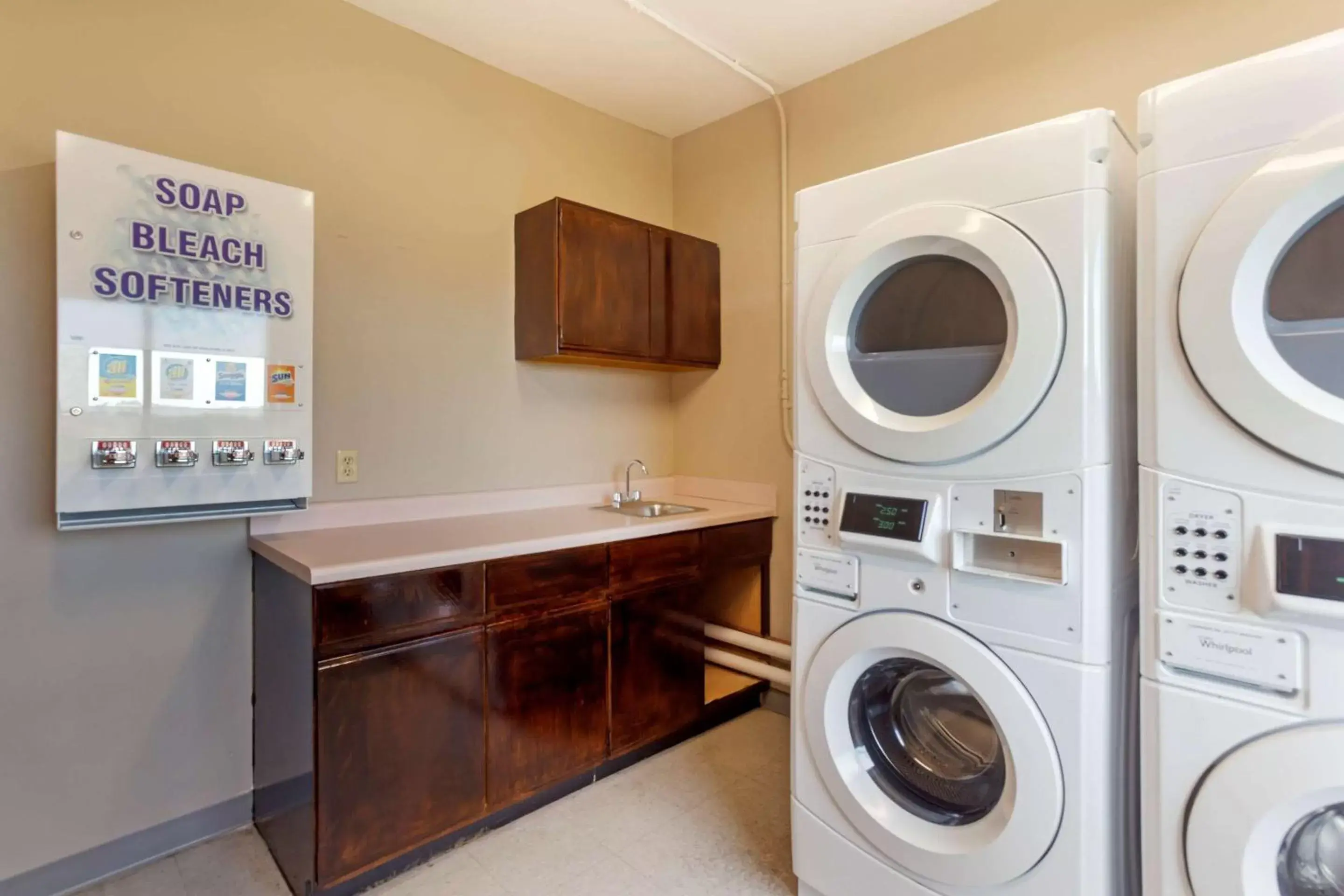 washing machine, Kitchen/Kitchenette in Comfort Inn Hobart - Merrillville