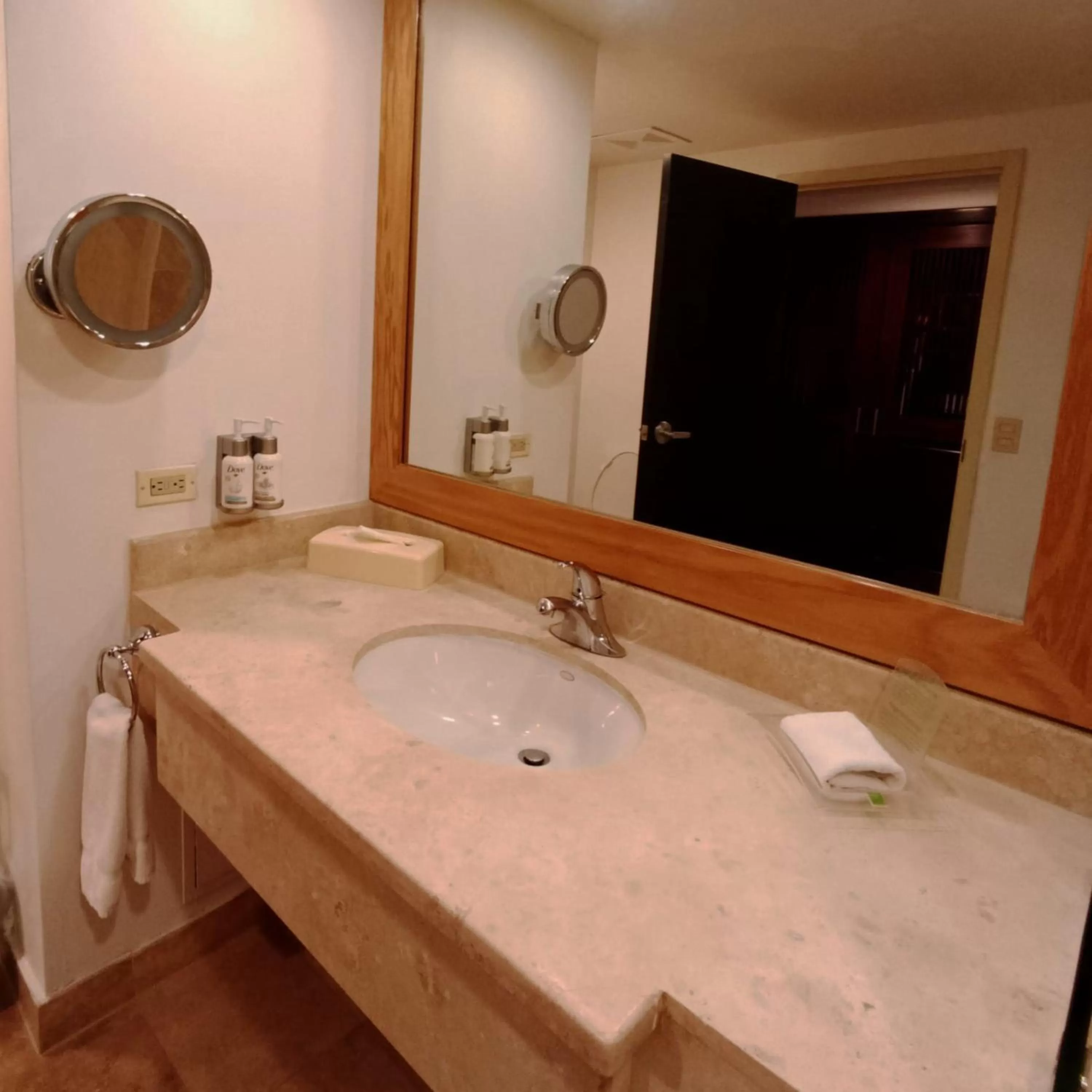 Photo of the whole room in Holiday Inn Monterrey Valle by IHG