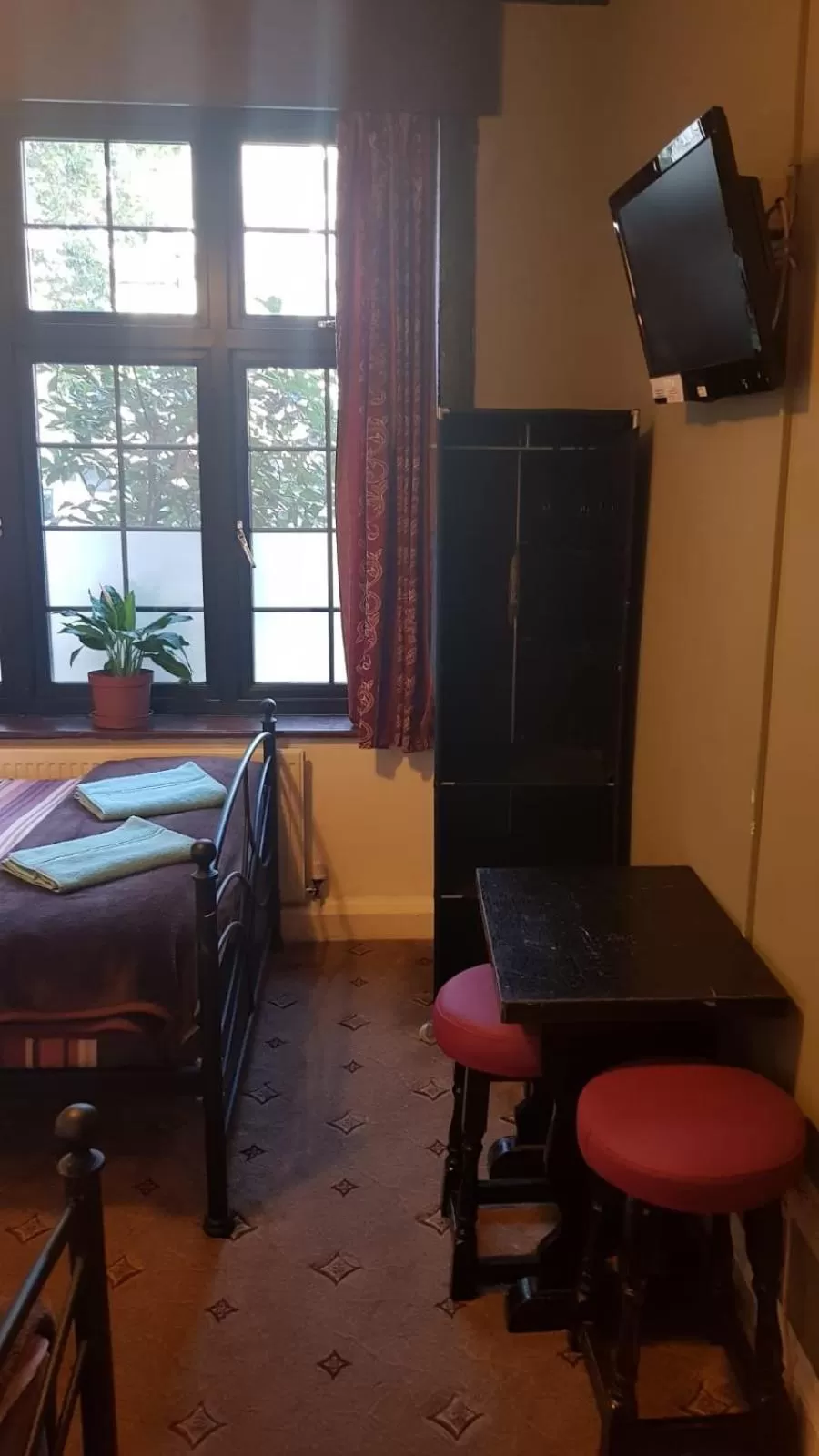 TV and multimedia, Bed in Hour Glass Hotel