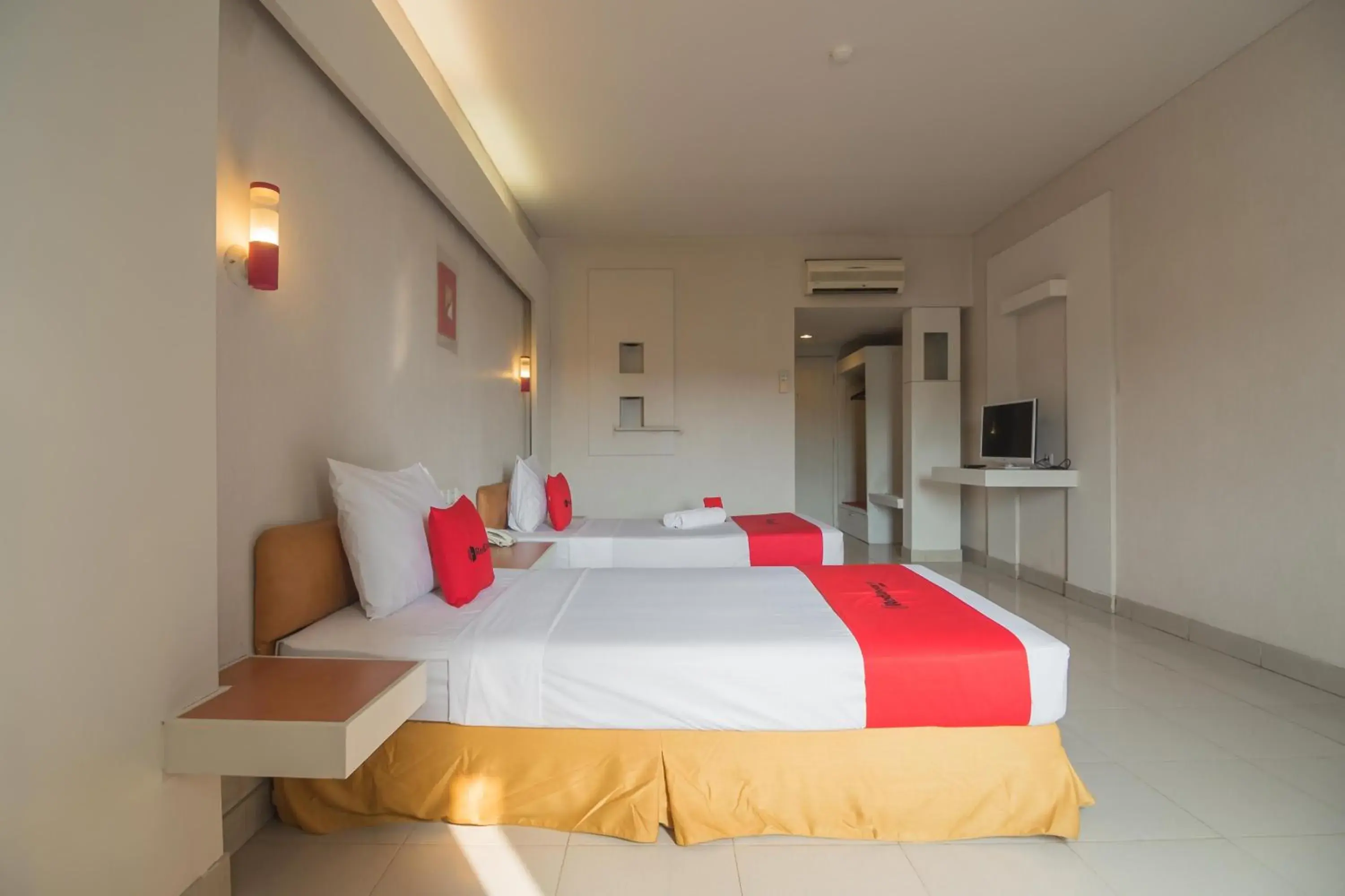 Bedroom, Bed in RedDoorz Plus near Kampung Gajah 3