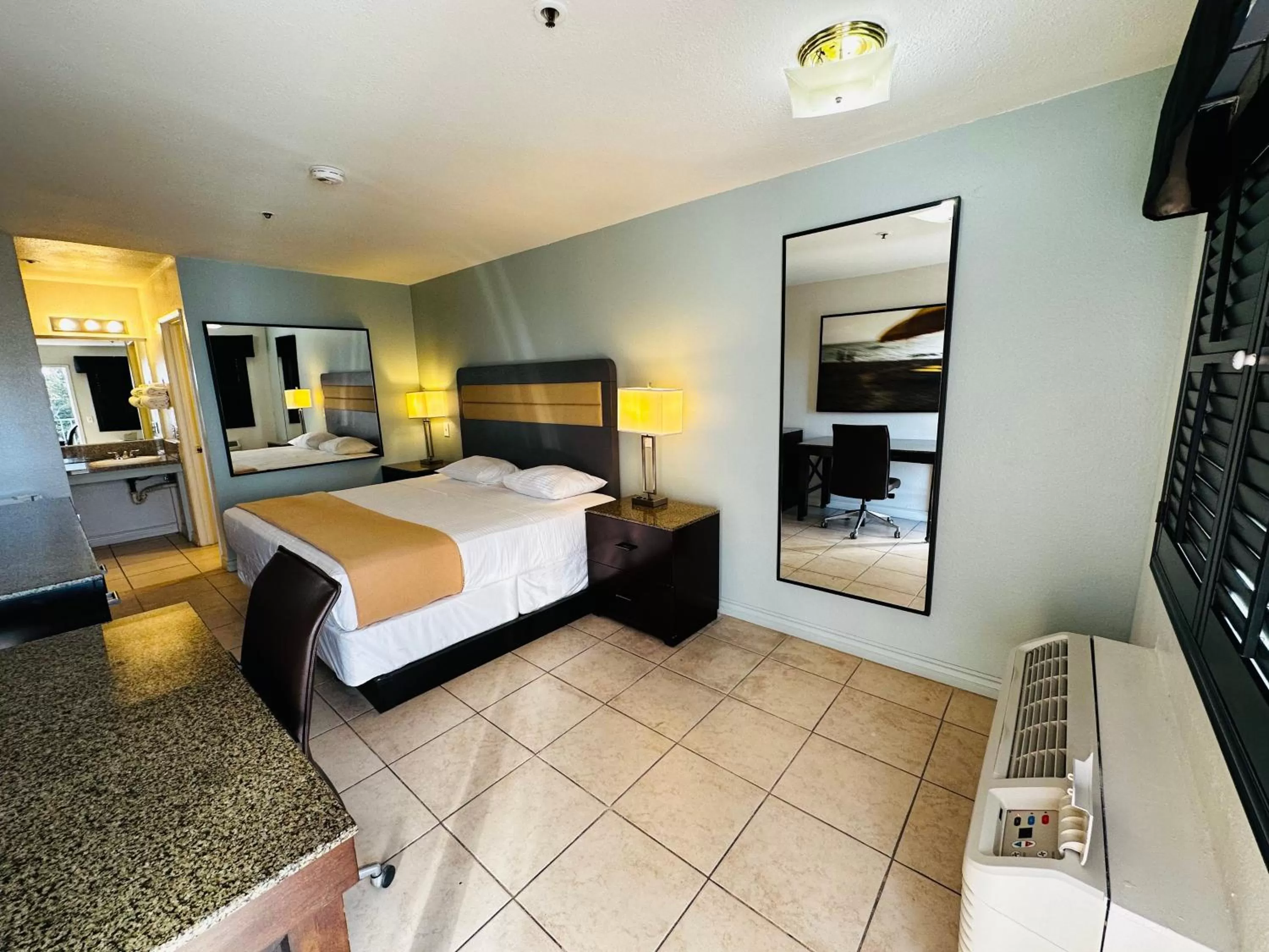 Bed in Casa Blanca Express & Suites - Cypress, Buena Park