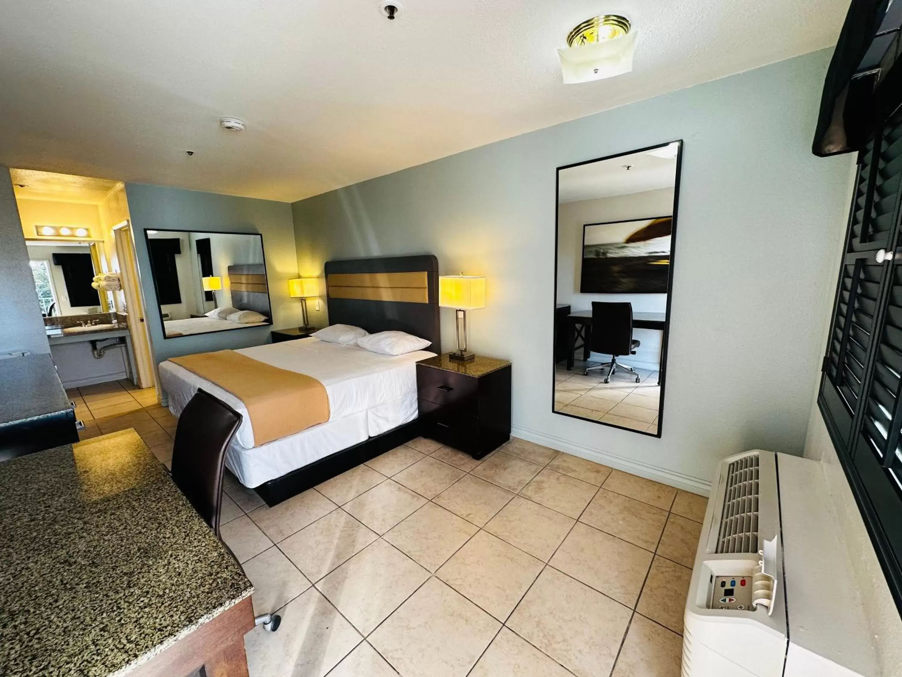 Bed in Casa Blanca Express & Suites Cypress Buena Park - Anaheim Area