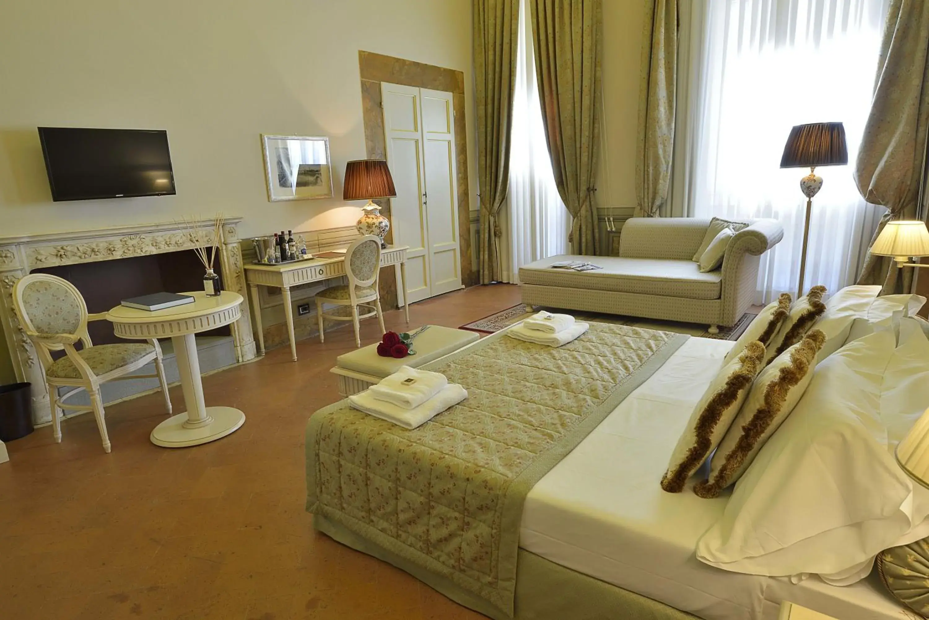 Bedroom, TV/Entertainment Center in Palazzo Guicciardini