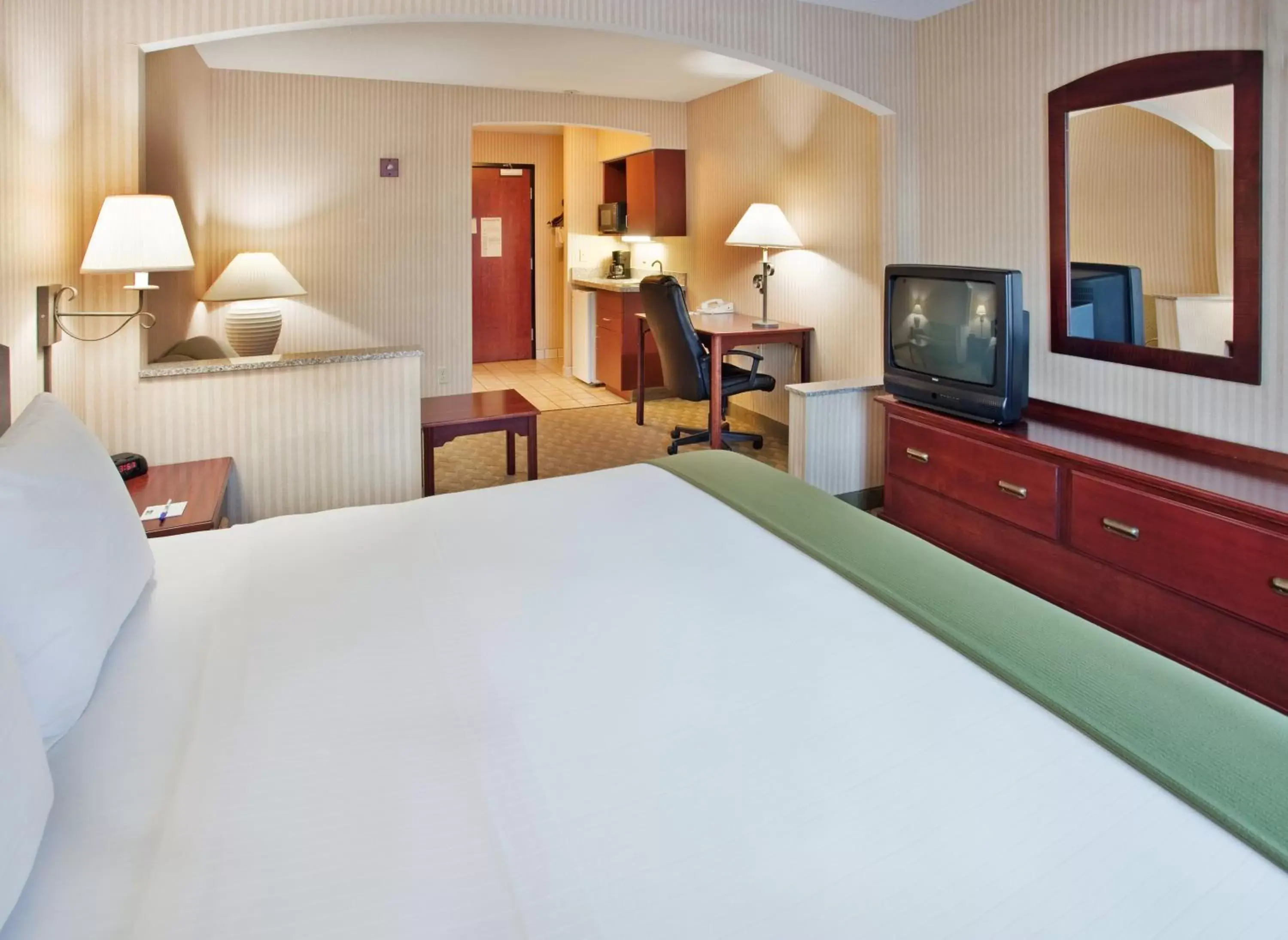 Photo of the whole room, Bed in Holiday Inn Express & Suites Lansing-Leavenworth, an IHG Hotel