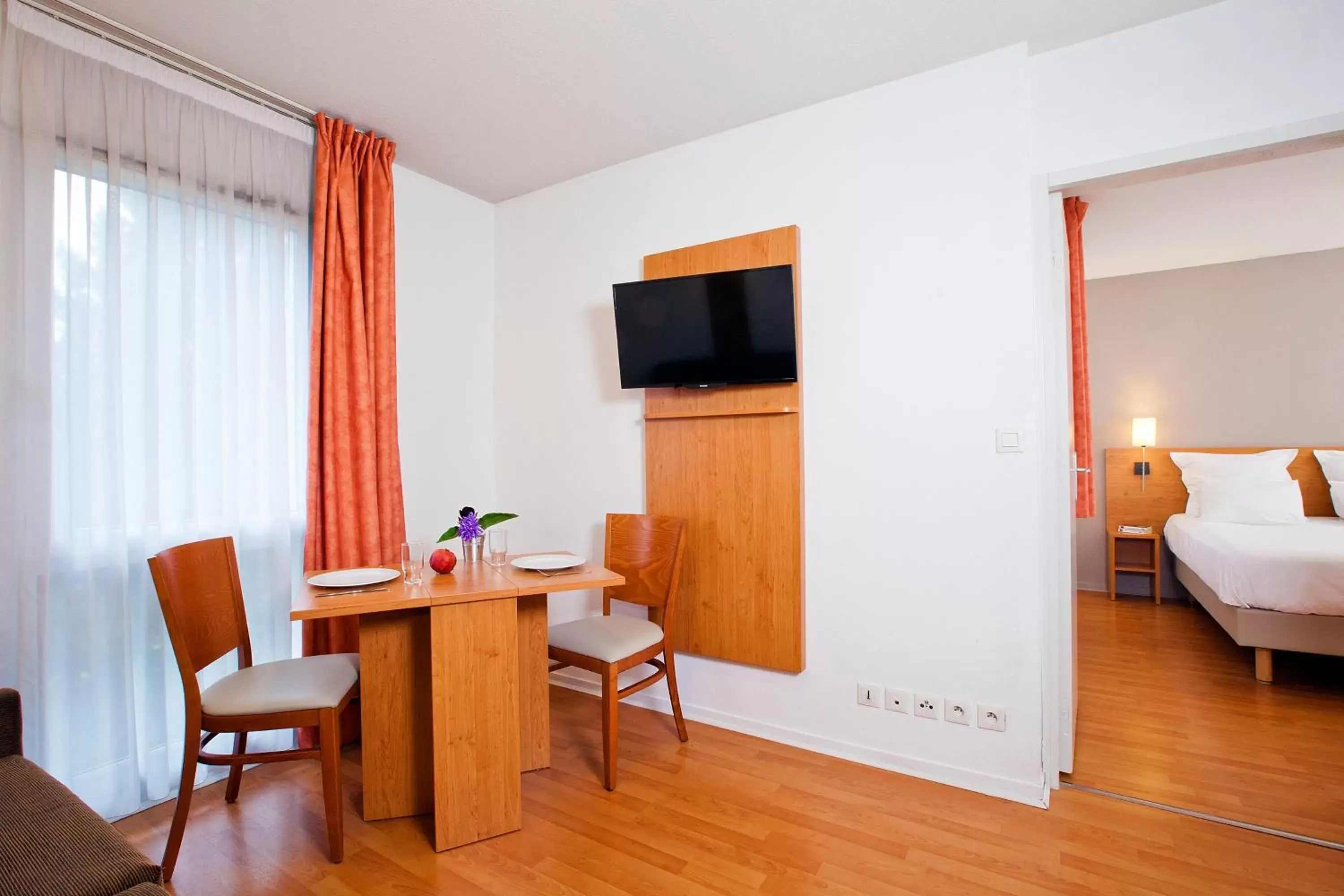 Dining area, TV/Entertainment Center in Séjours & Affaires Nantes La Beaujoire