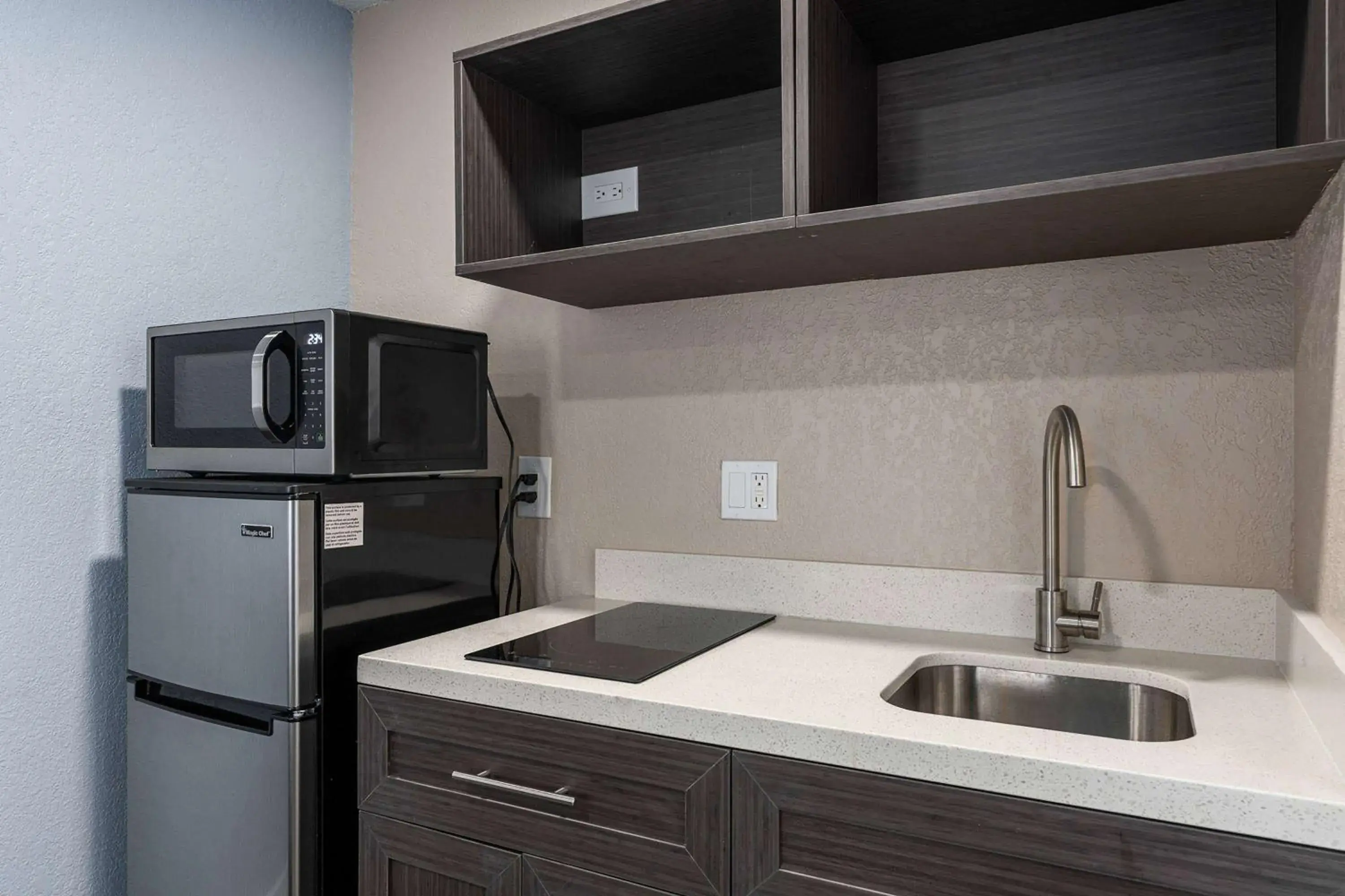 Photo of the whole room, Kitchen/Kitchenette in Super 8 by Wyndham Kissimmee-Orlando