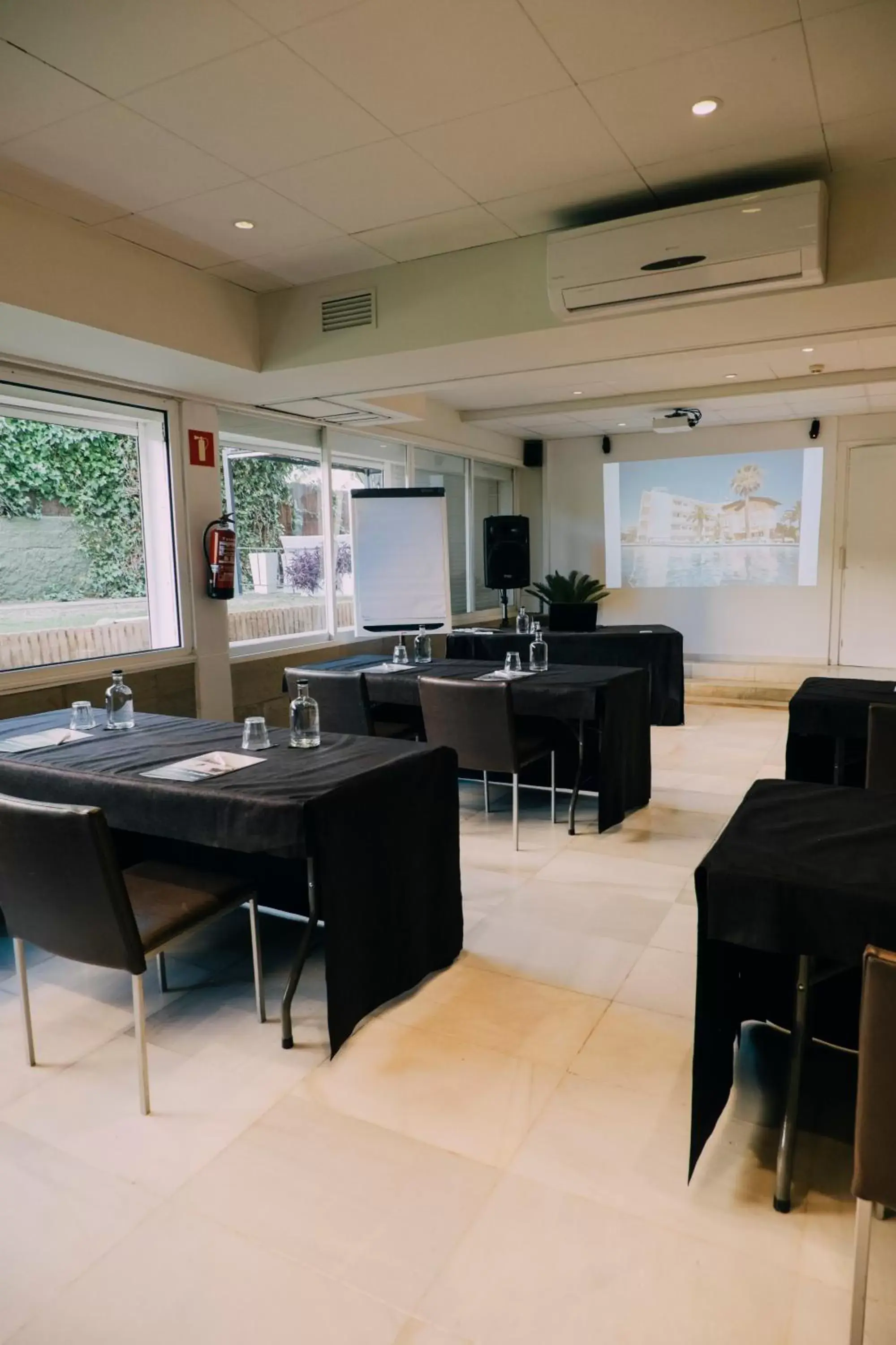 Meeting/conference room, Restaurant/Places to Eat in Hotel Subur Maritim