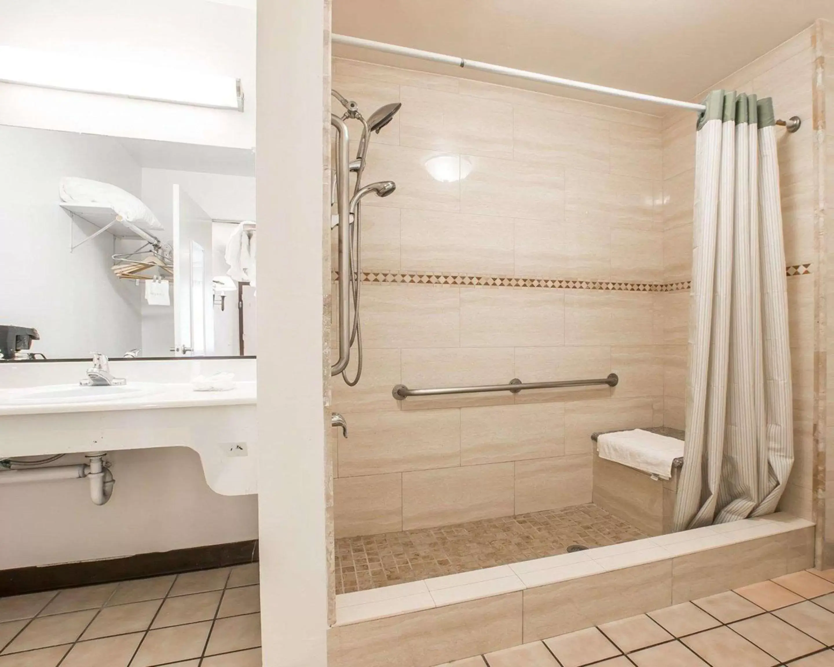 Photo of the whole room, Bathroom in Palm Inn Hotel near Tyler Mall Riverside