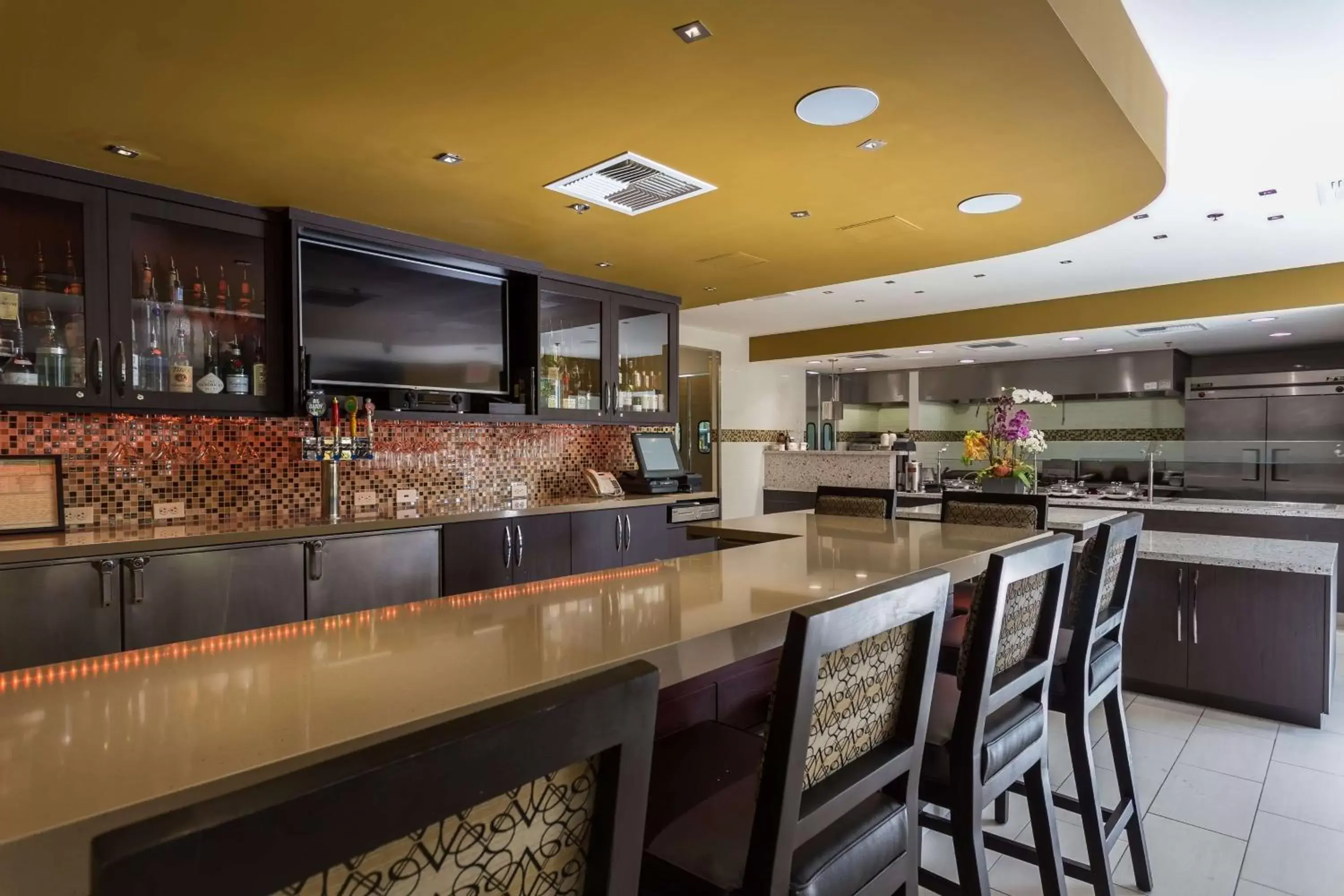 Lounge or bar, Kitchen/Kitchenette in Hilton Garden Inn San Mateo