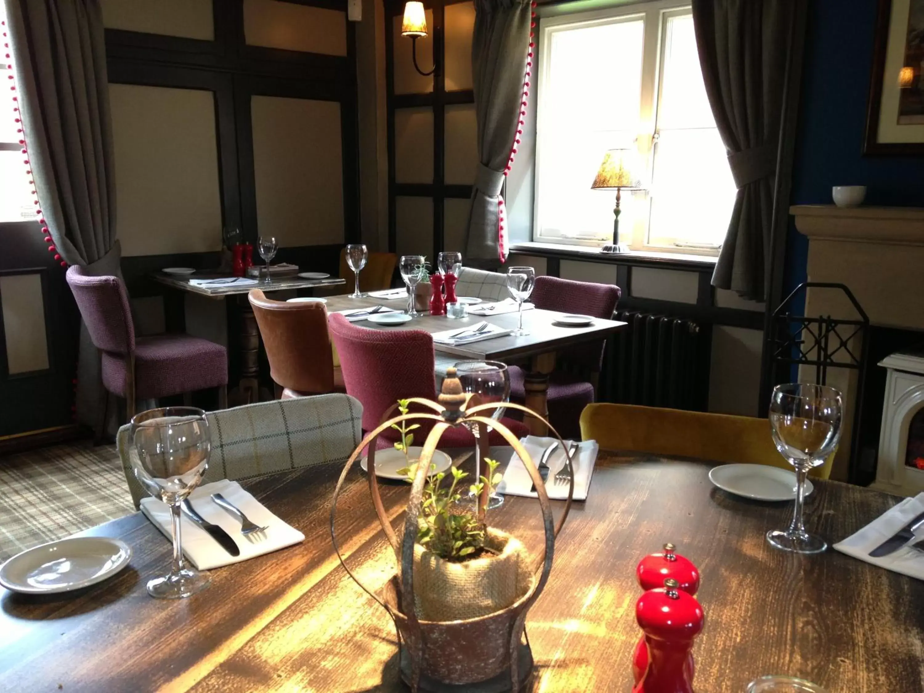 Restaurant/Places to Eat in The Crown Pub, Dining & Rooms