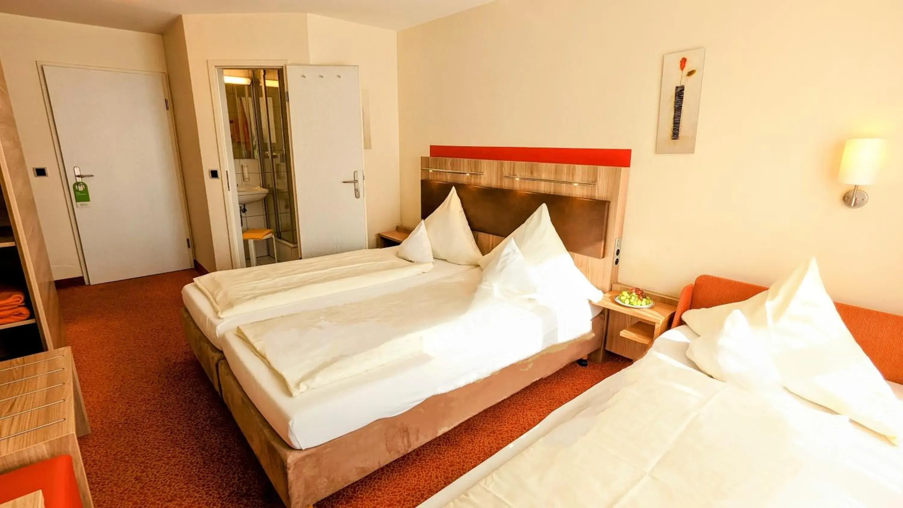 Shower, Bed in Ambient Hotel am Europakanal