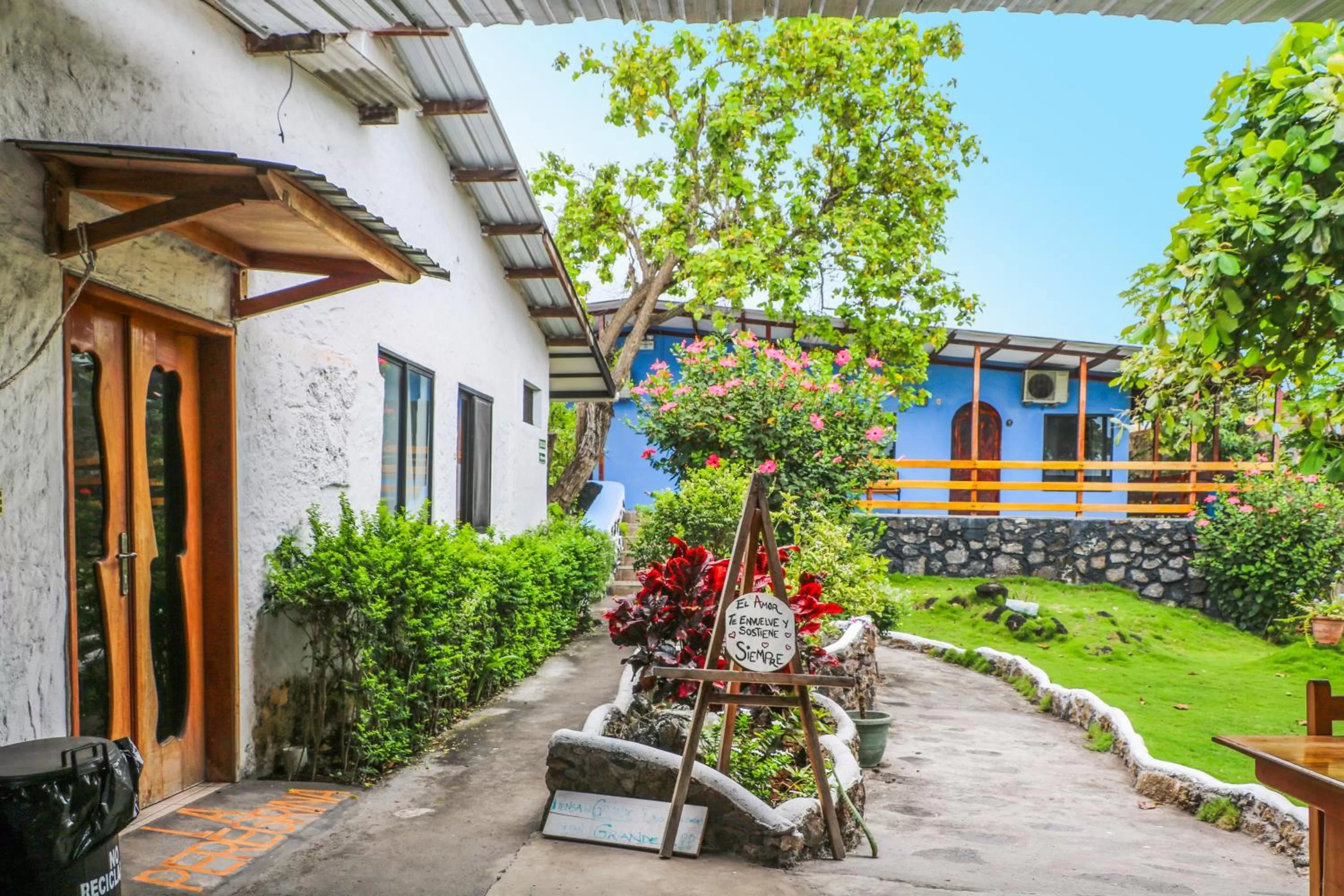 Facade/entrance in La Peregrina Galapagos B&B