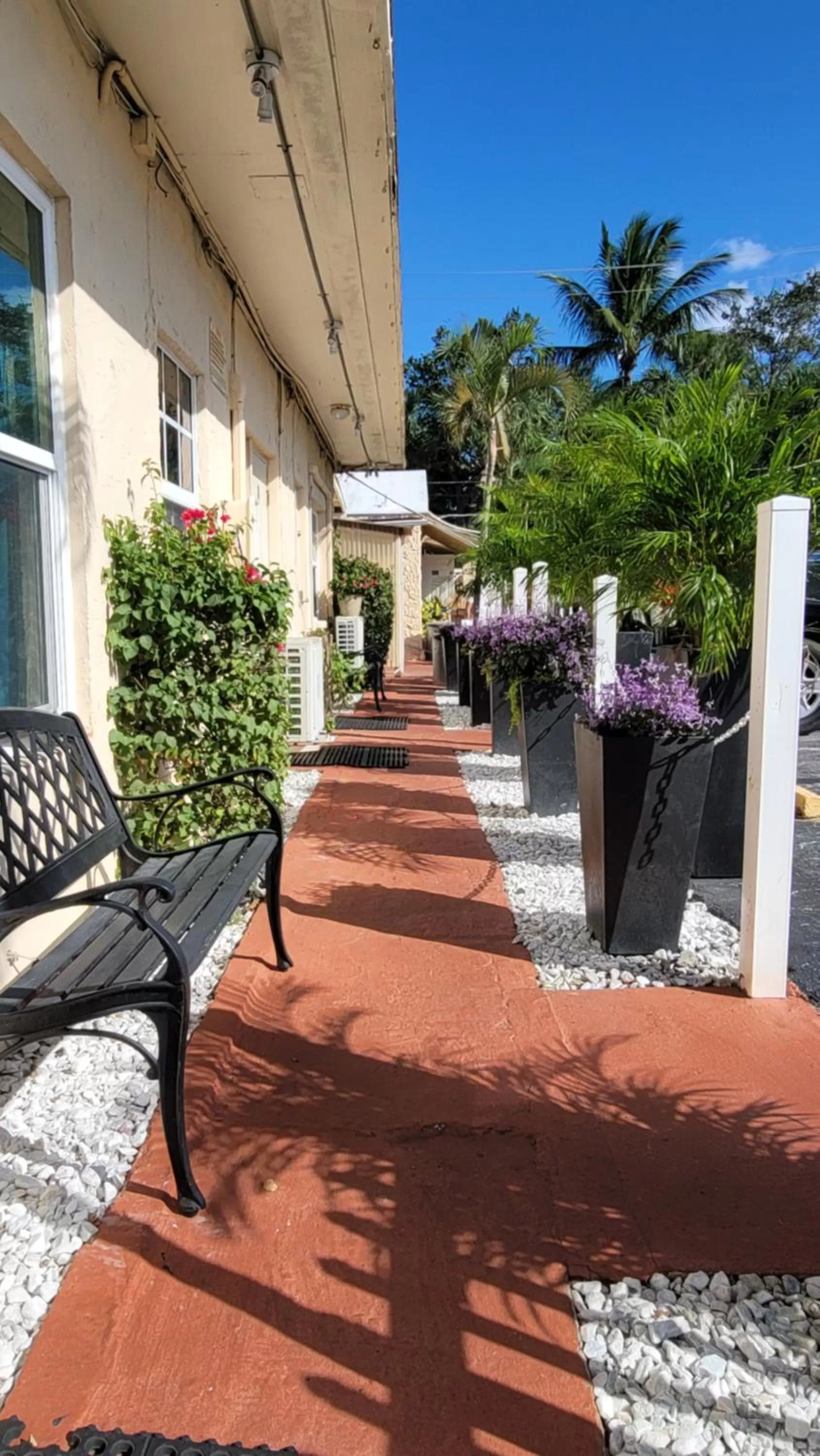 Day in Barefoot mailman motel