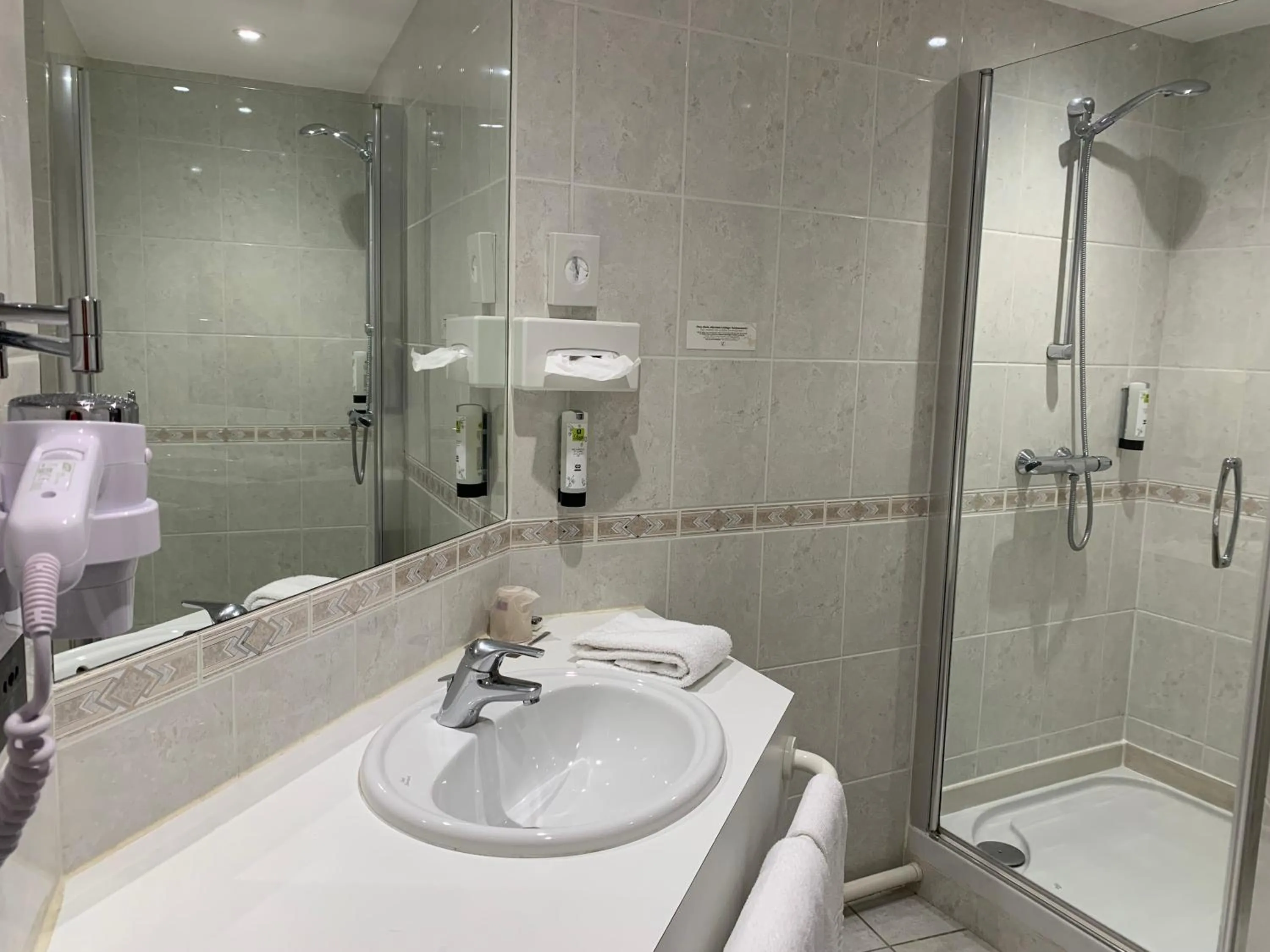 Shower in Logis Hôtel Restaurant Le Moulin de la Coudre