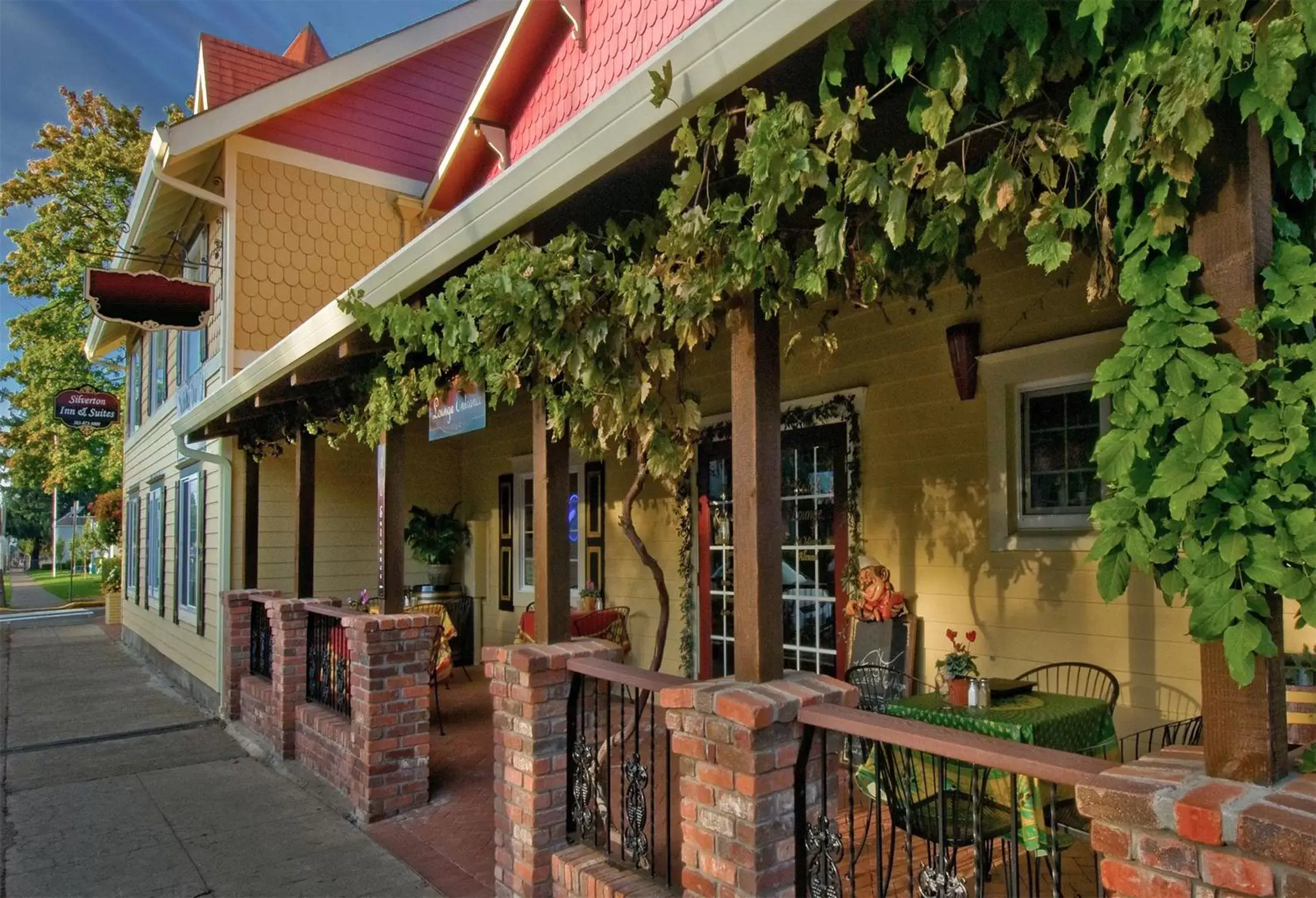 Facade/entrance in Silverton Inn & Suites