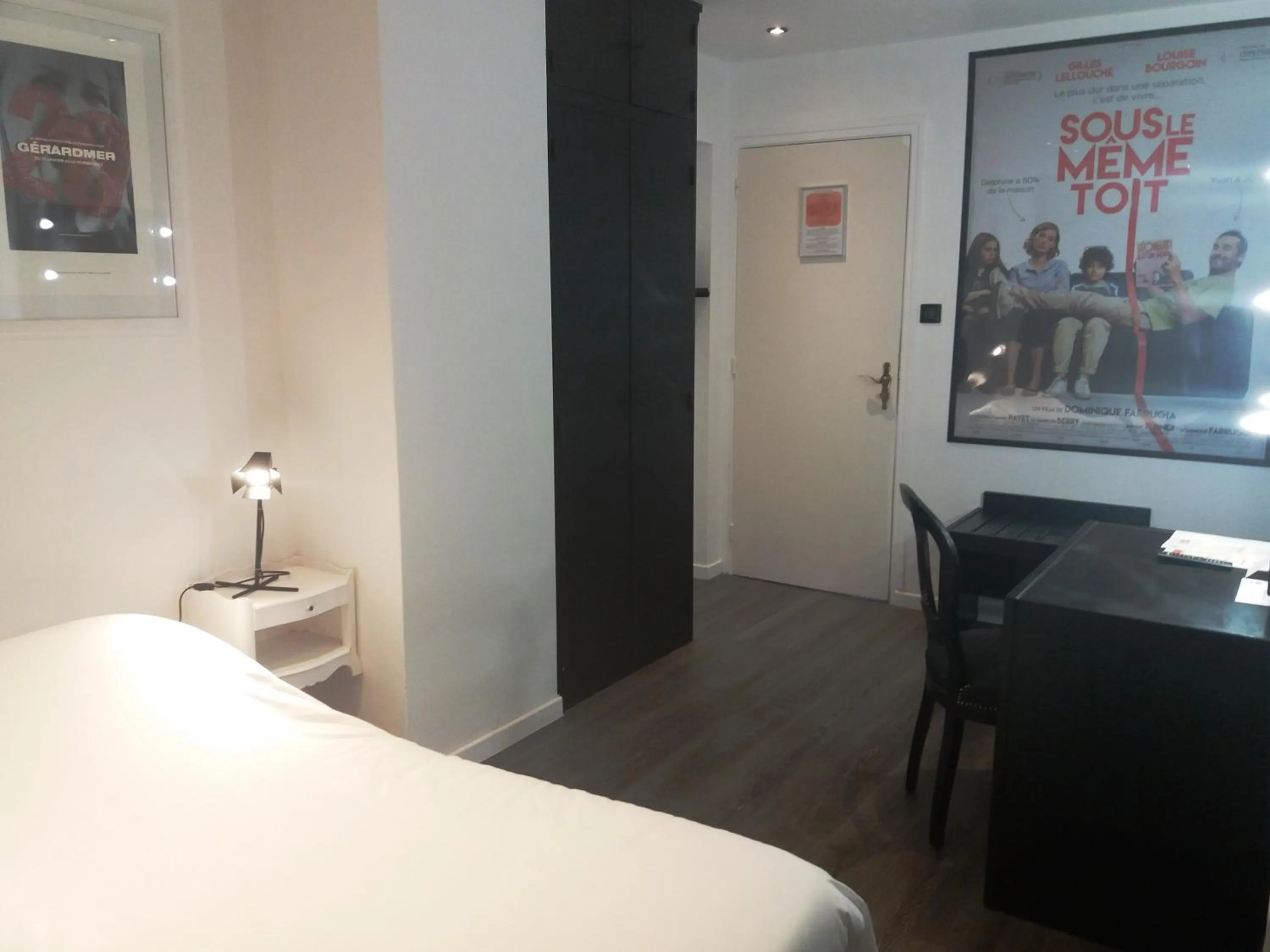 City view, Bed in Hôtel De La Paix