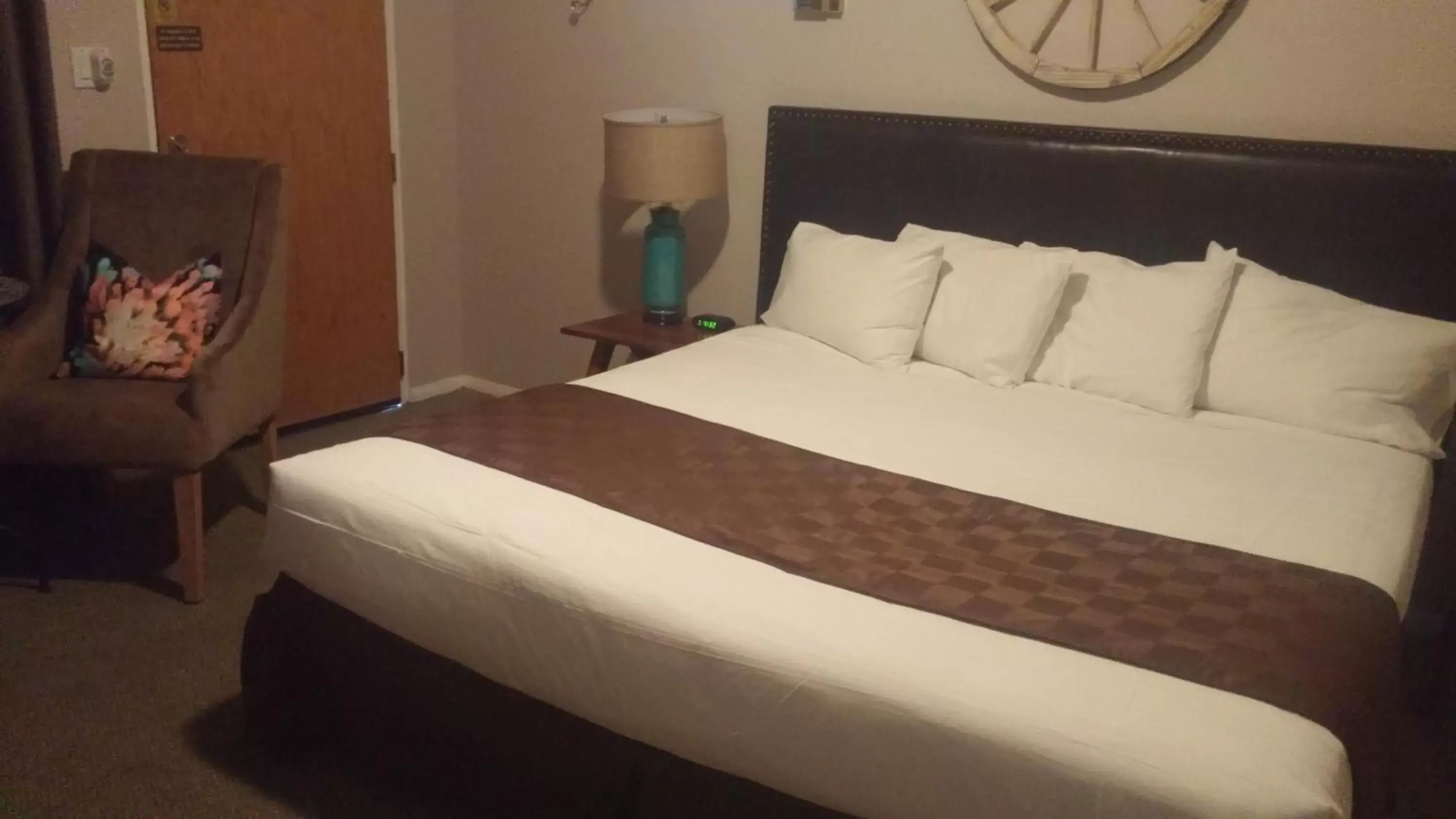 Bed in The Canyon Motel & RV Park