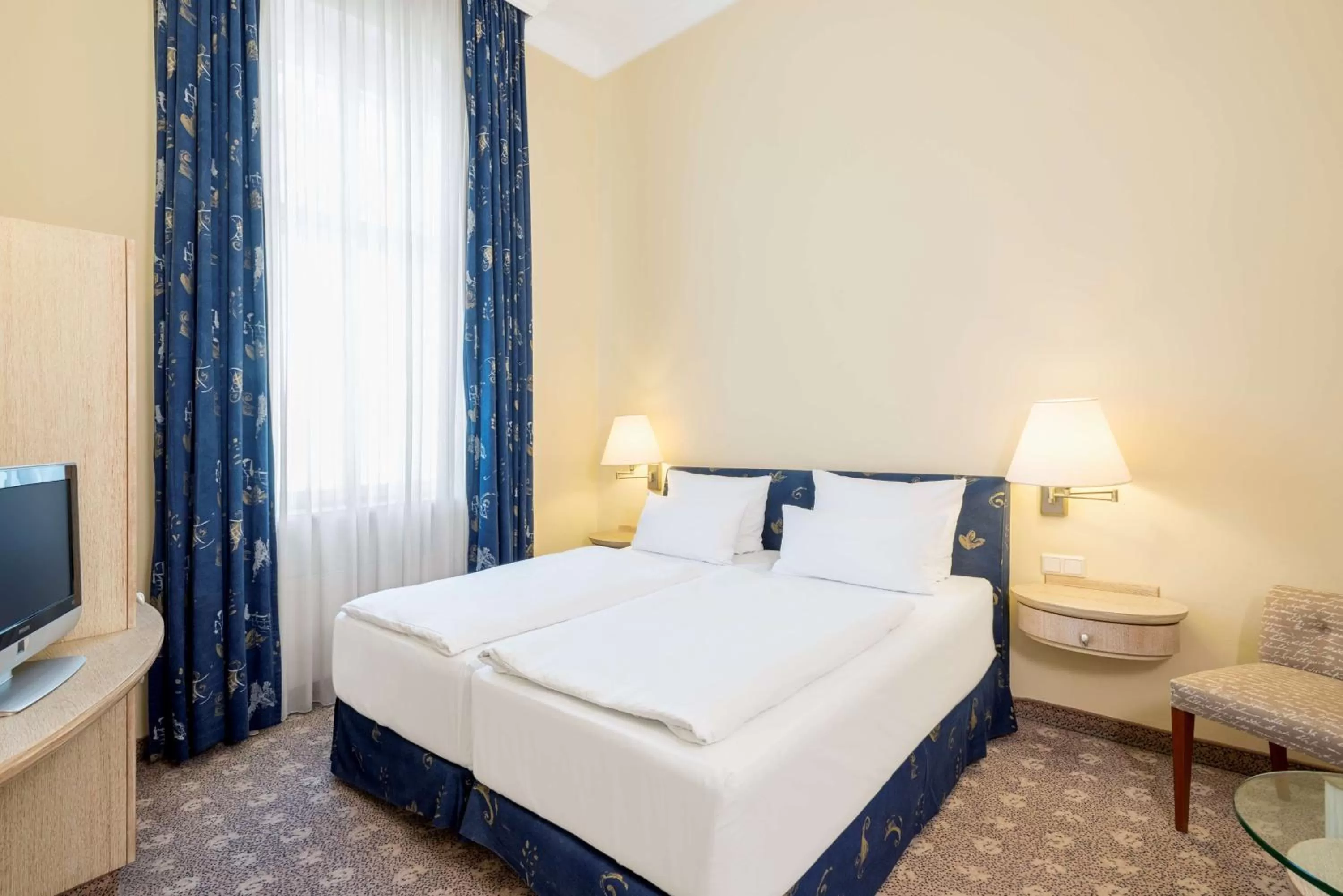 Photo of the whole room, Bed in NH Potsdam