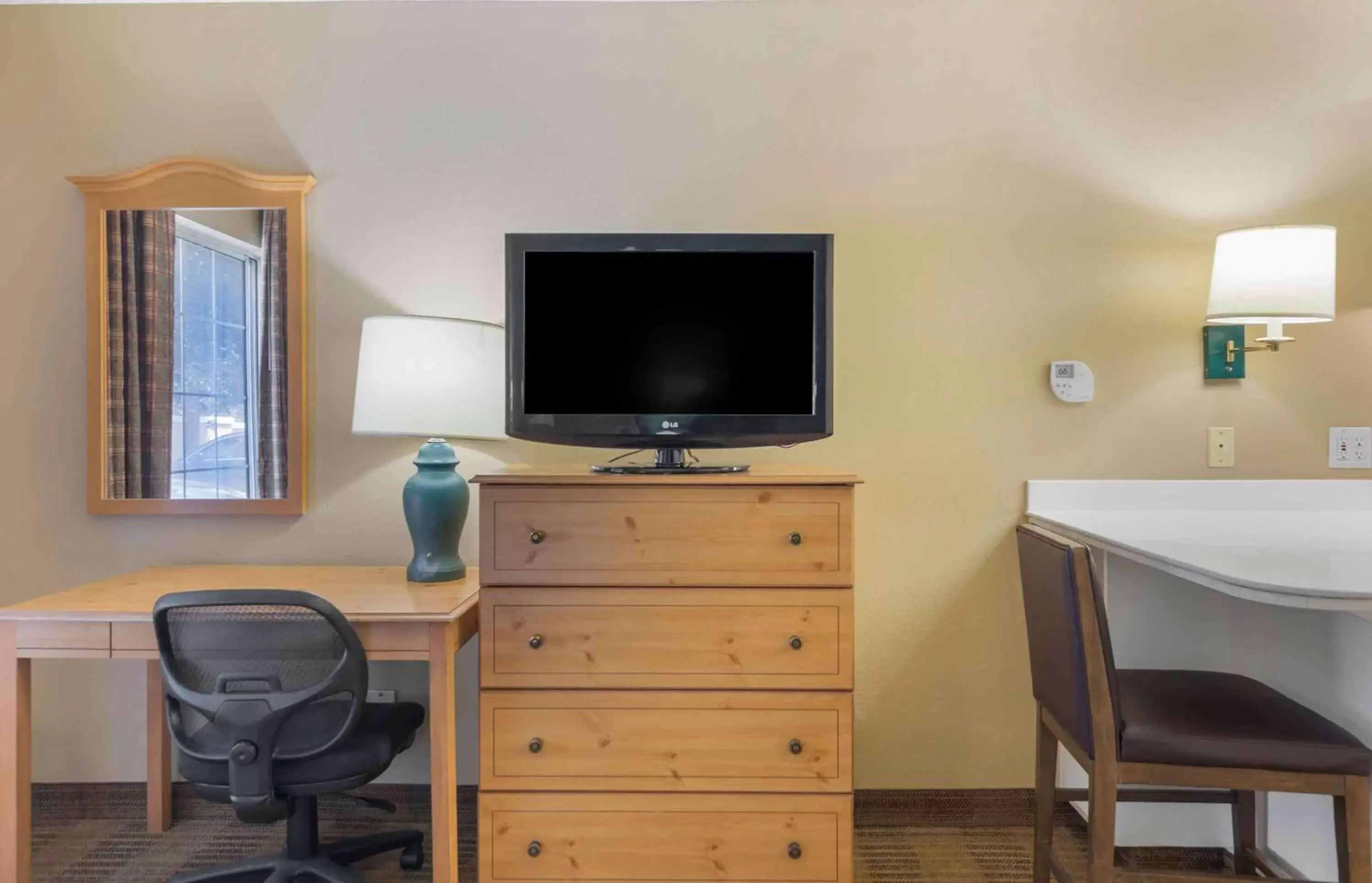 Bedroom, TV/Entertainment Center in Extended Stay America Suites - Los Angeles - Torrance - Del Amo Circle