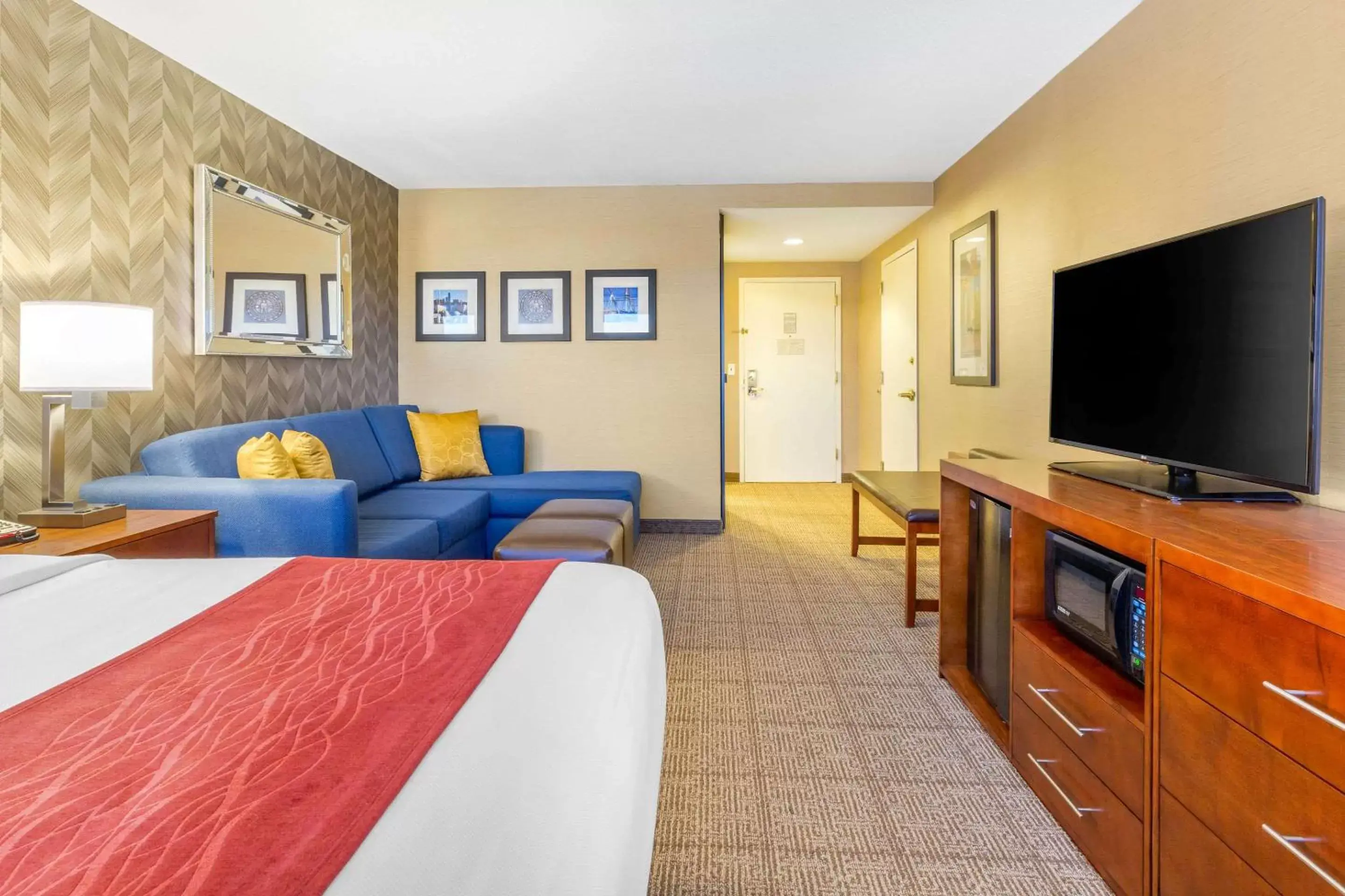 Photo of the whole room, Seating Area in Comfort Inn & Suites Logan International Airport