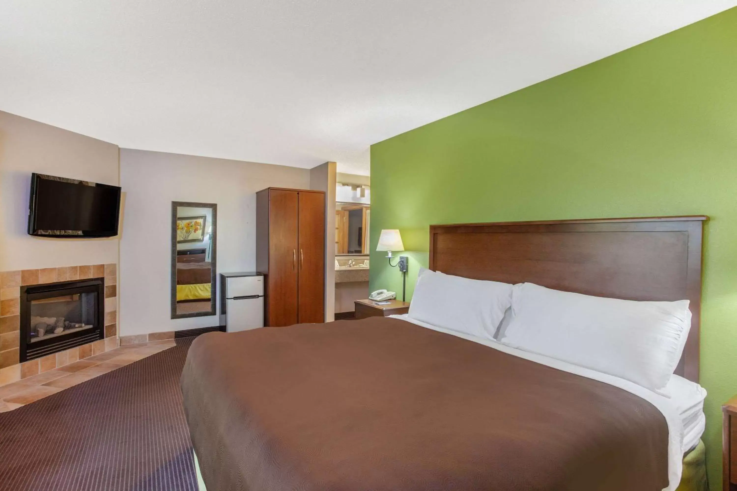 Photo of the whole room, Bed in AmericInn by Wyndham Stillwater