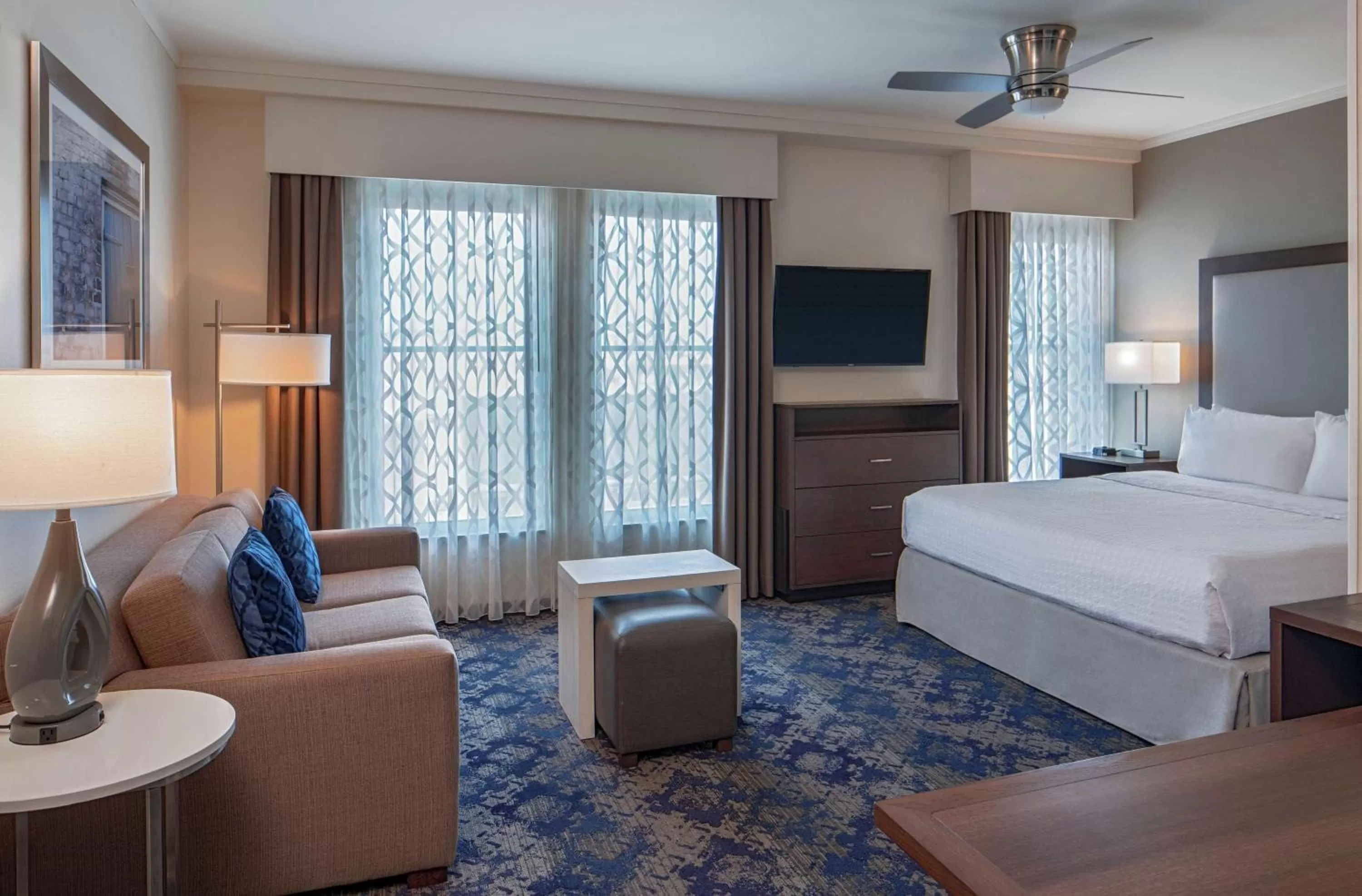 Living room, Bed in Homewood Suites By Hilton New Orleans French Quarter