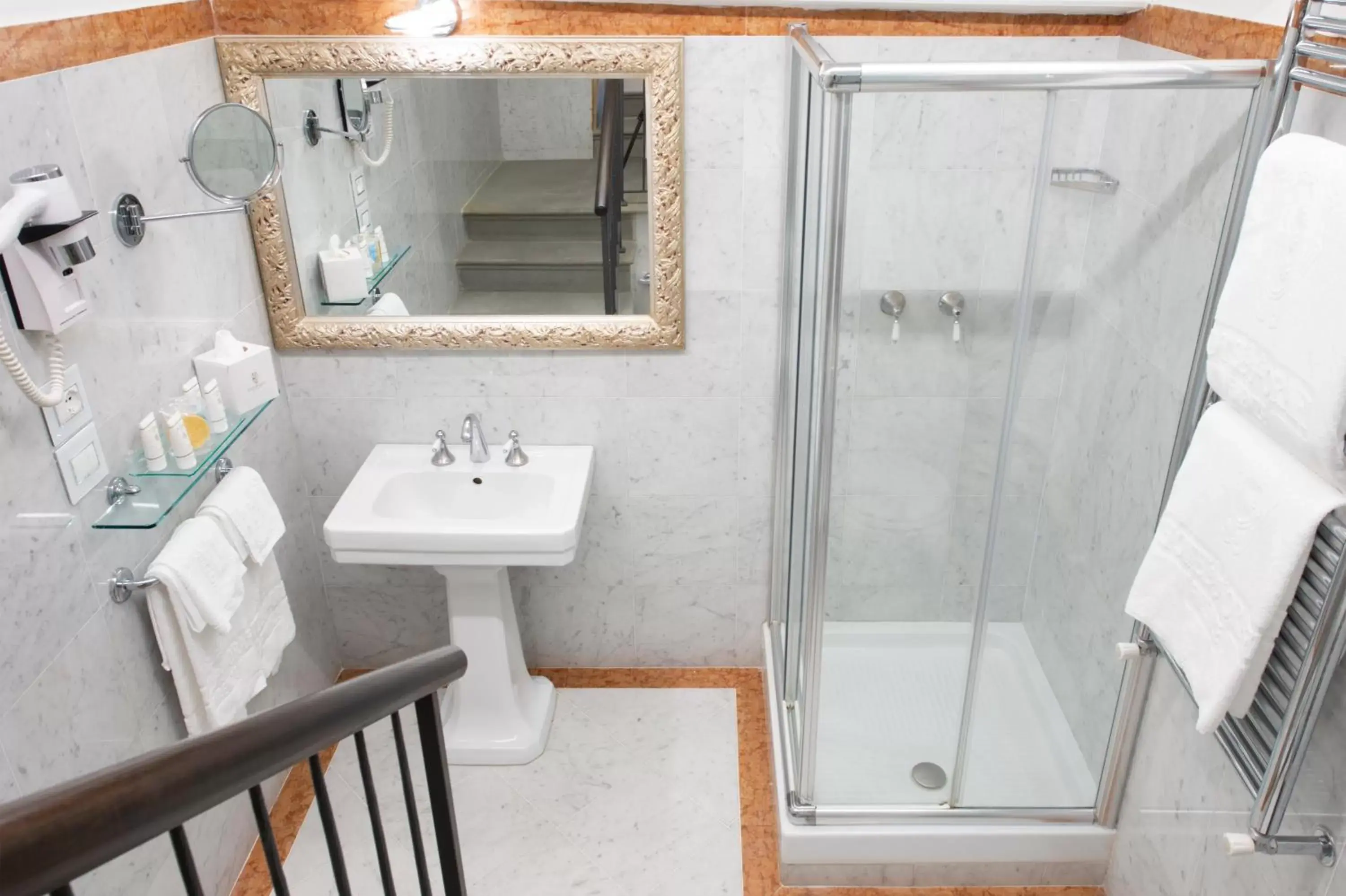 Shower, Bathroom in Hotel degli Orafi