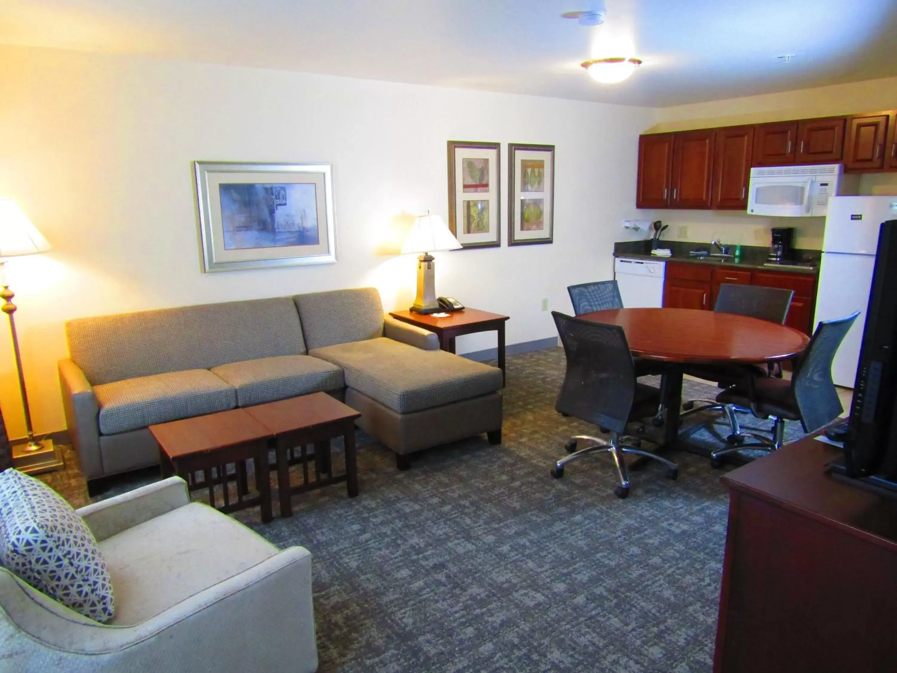 Photo of the whole room, Seating Area in Staybridge Suites Rochester University, an IHG Hotel