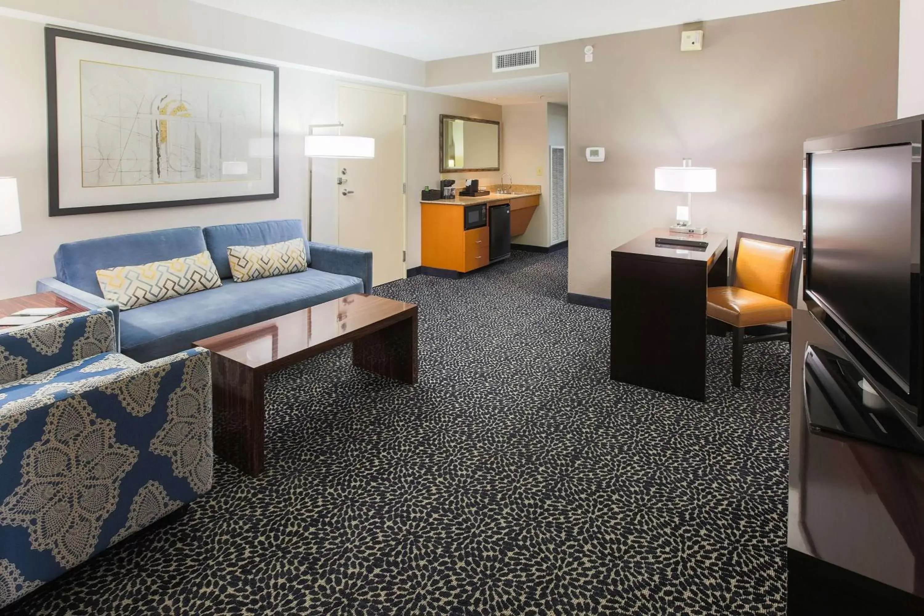 Bedroom, Seating Area in Embassy Suites by Hilton Louisville East