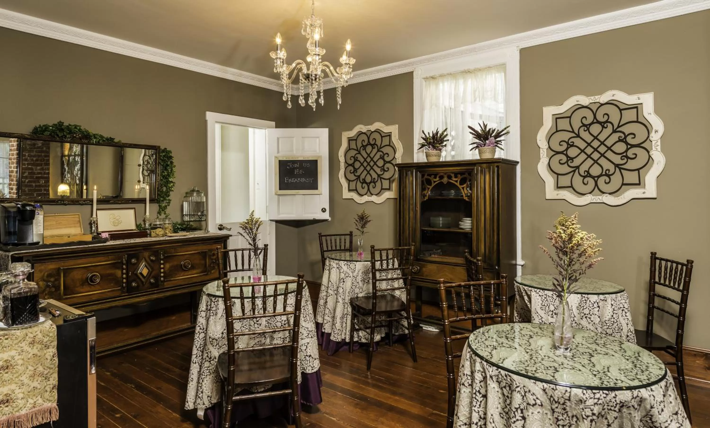 Restaurant/places to eat in Carriage Way Inn Bed & Breakfast Adults Only - 21 years old and up