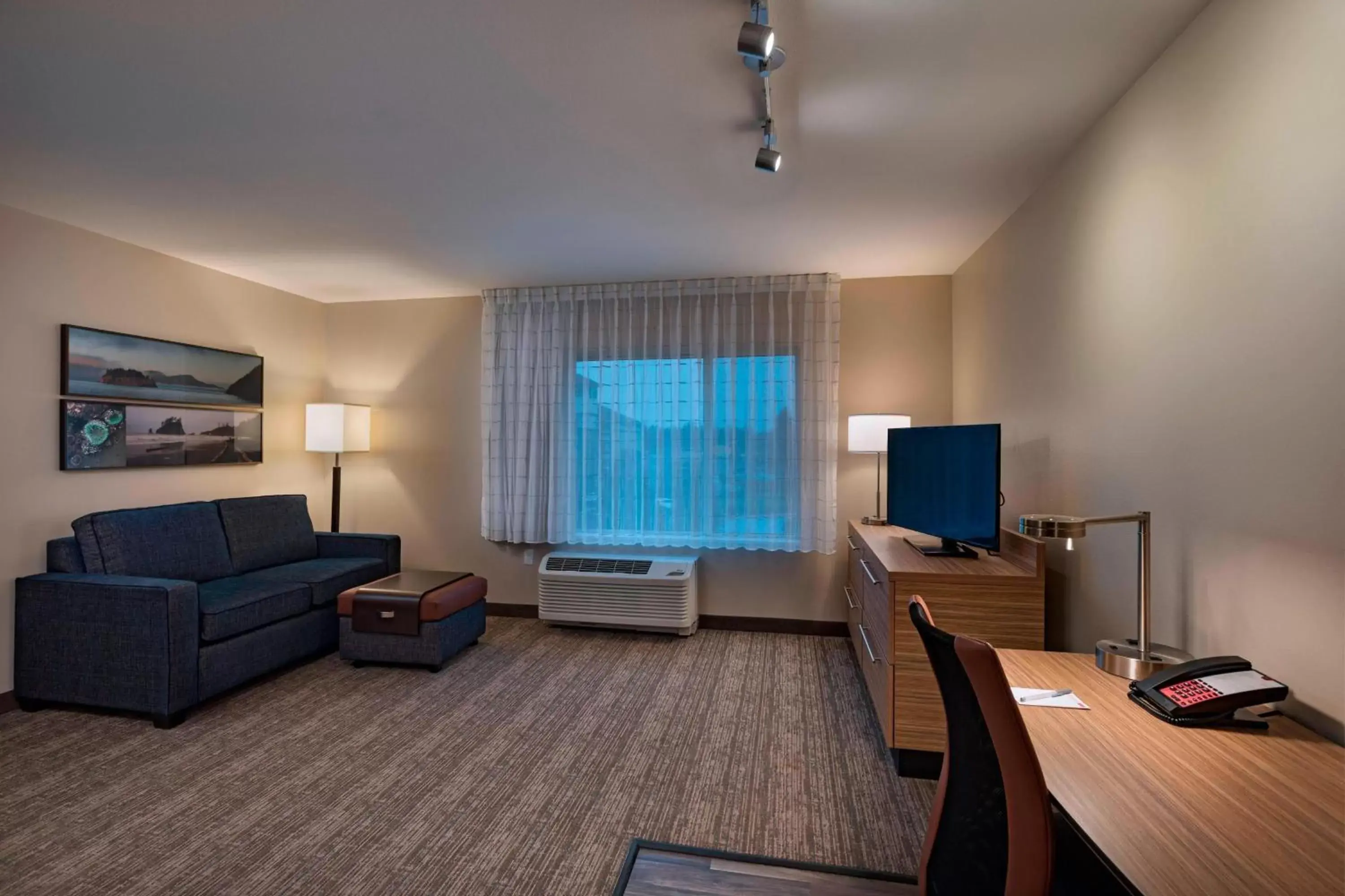 Living room, TV/Entertainment Center in TownePlace Suites by Marriott Tacoma Lakewood