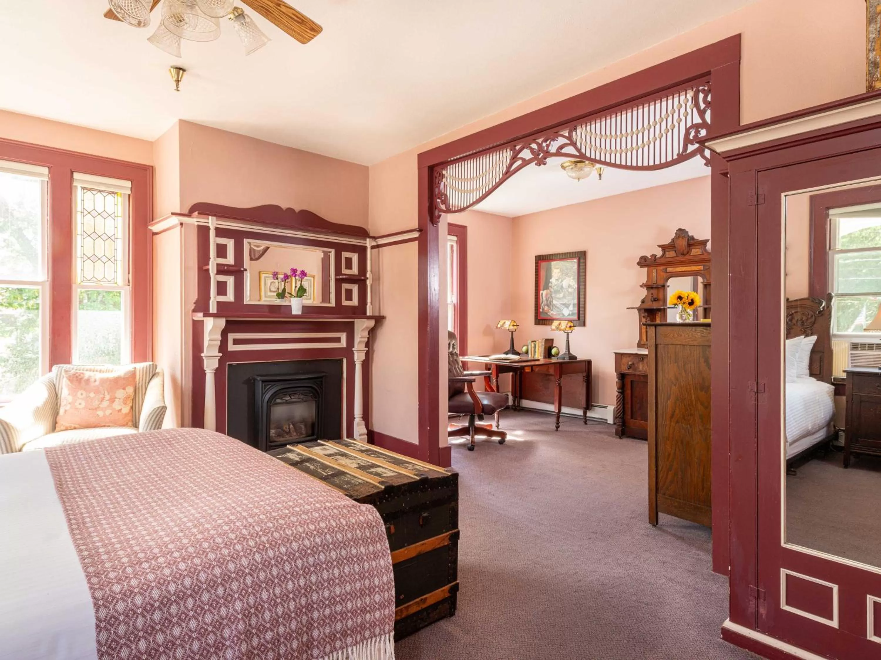 Photo of the whole room, Bed in Old Stagecoach Inn