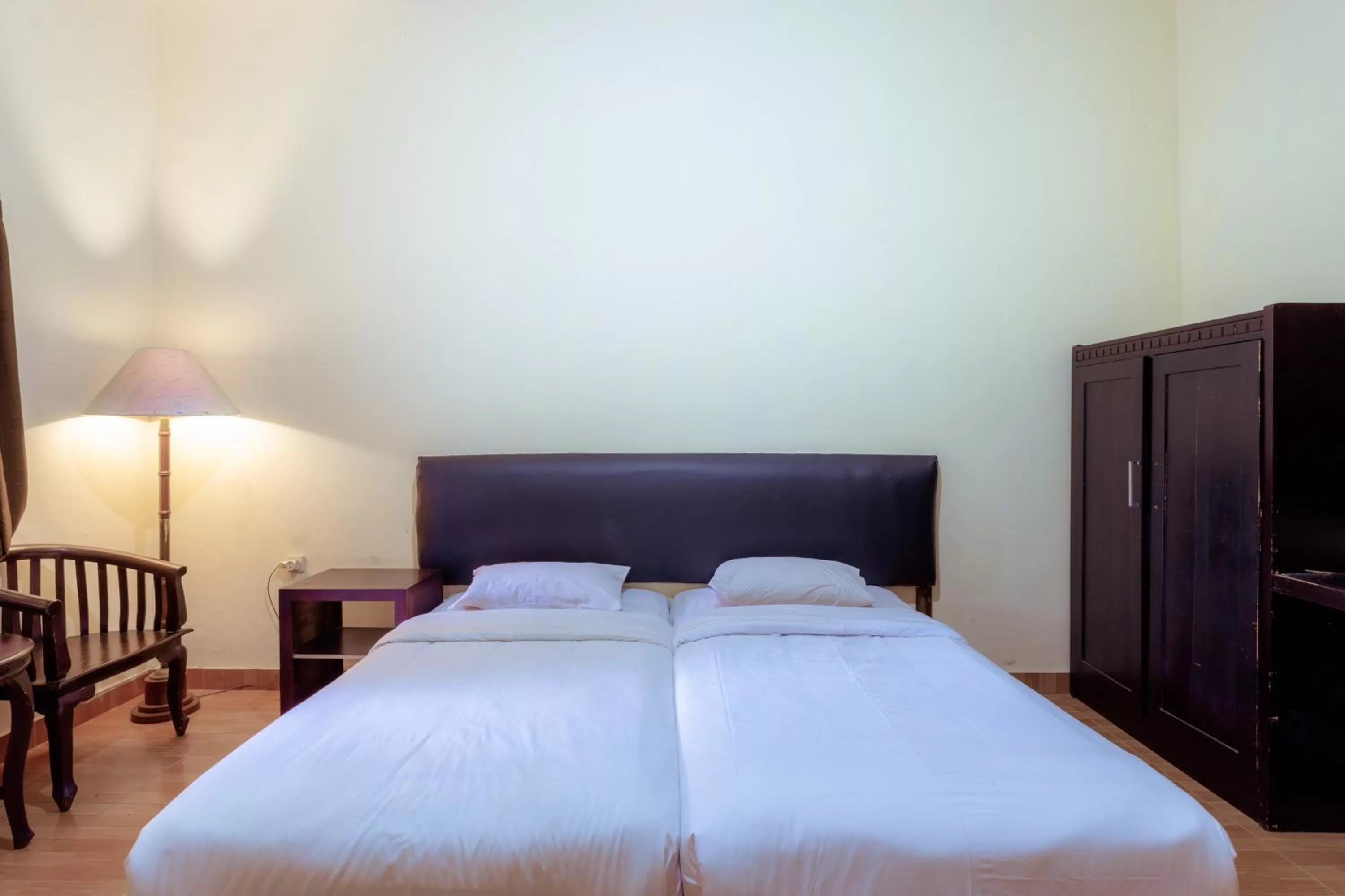 Bed in Hotel Mahkota Plengkung by ecommerceloka