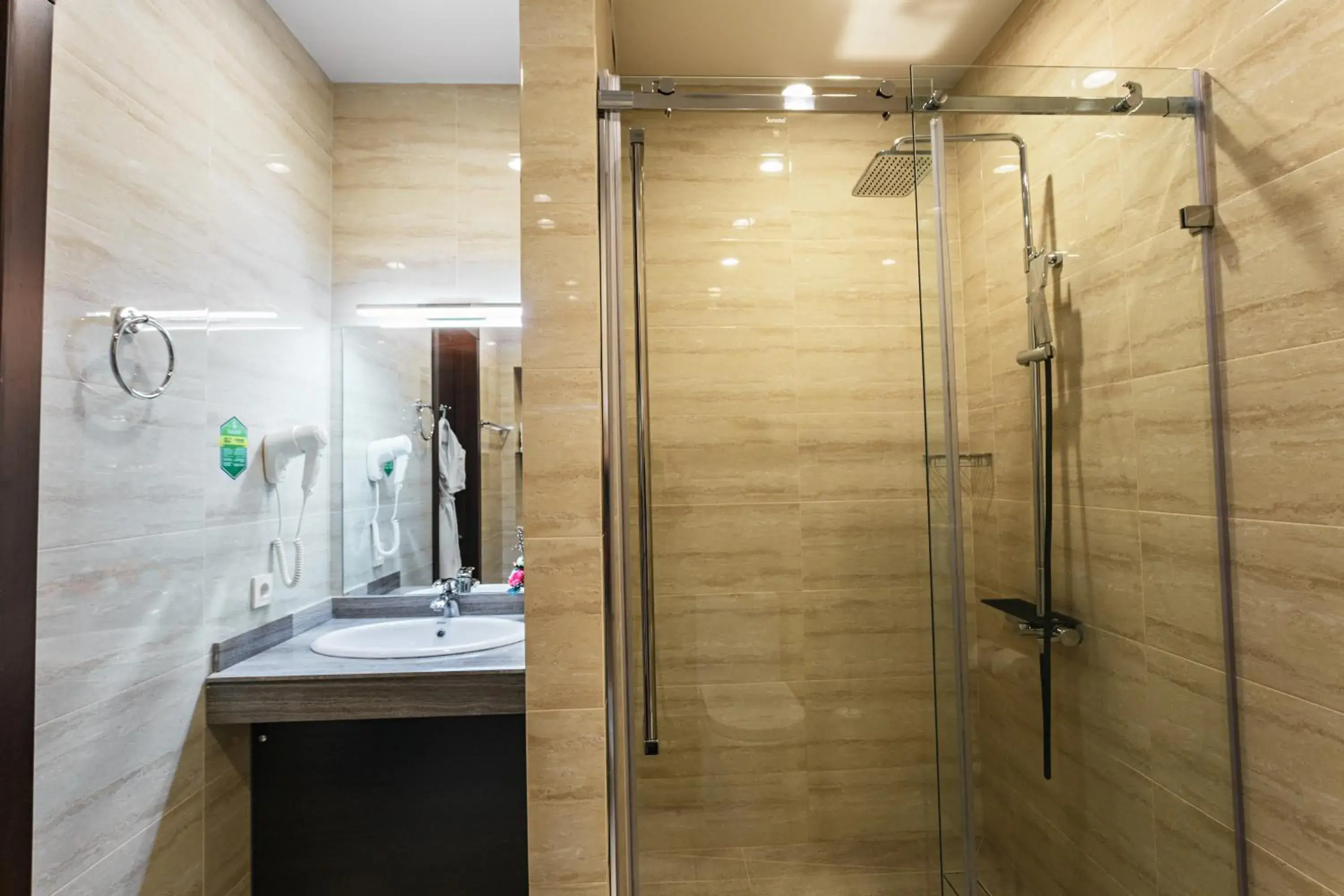 Shower, Bathroom in Solutel Hotel