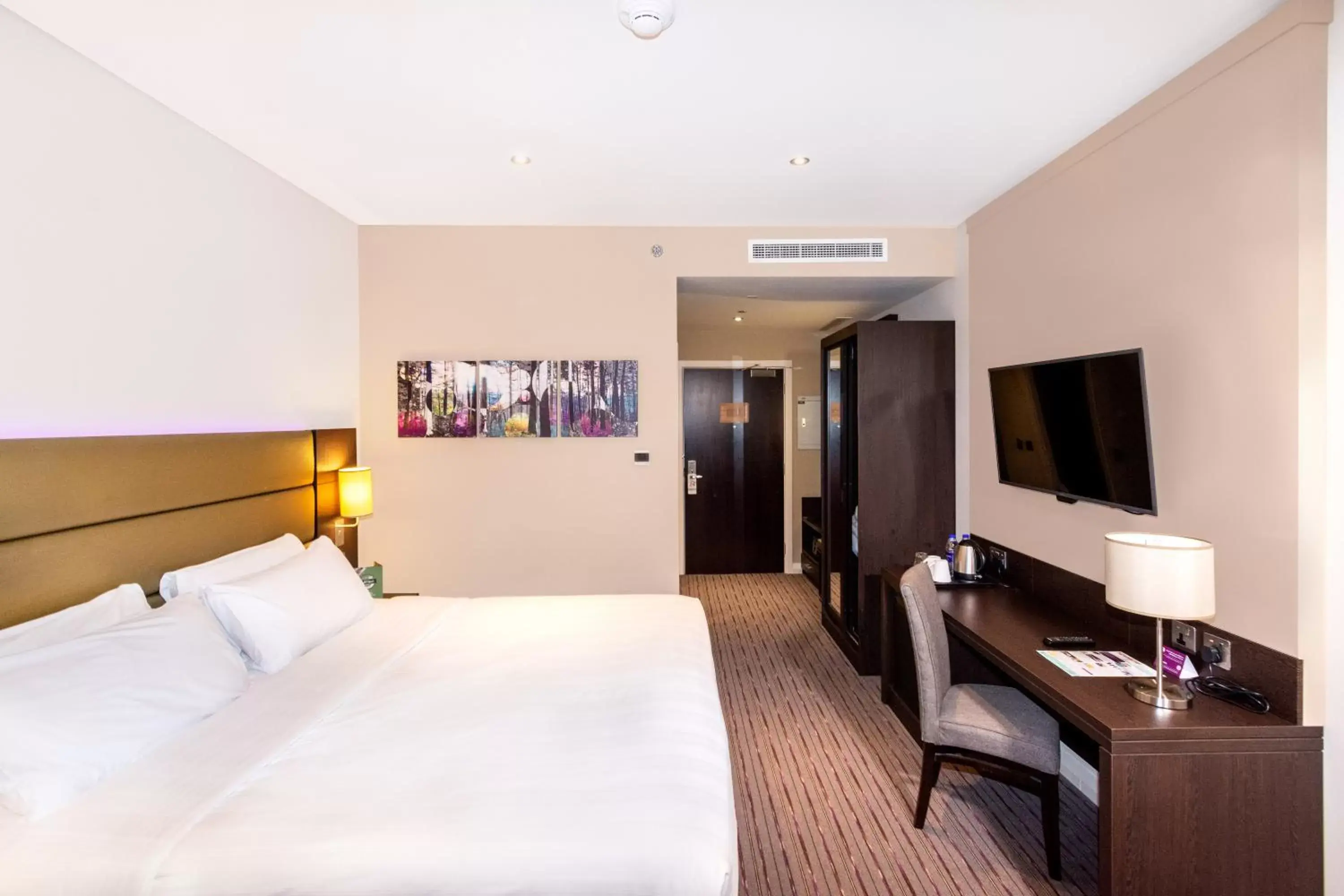 Bed in Premier Inn Dubai Al Jaddaf