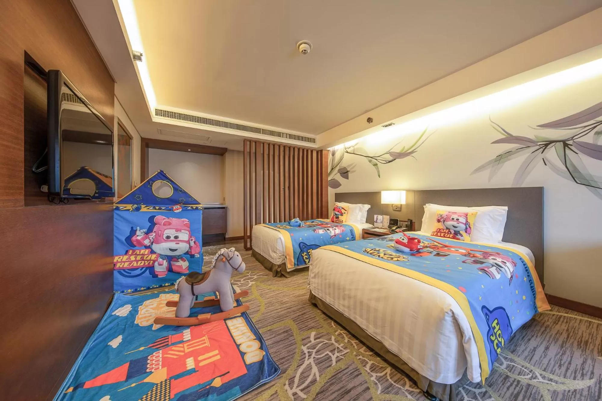 Photo of the whole room, Bed in Crowne Plaza Guangzhou City Centre by IHG